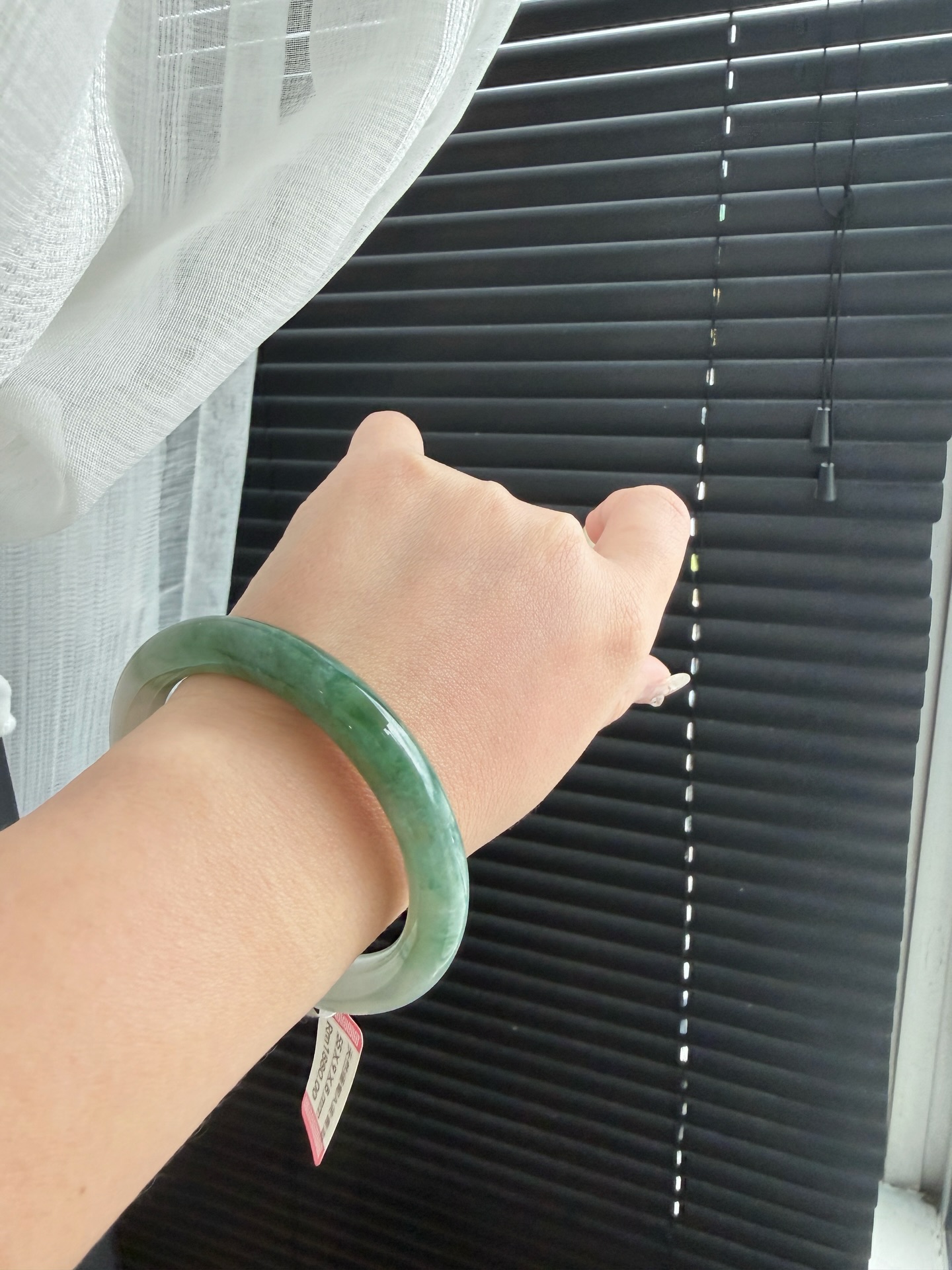 ✨ 马来西亚现货 ✨精品手镯 · 实物更美55圆条 半山水翡翠手镯 💎 尺寸圈口：55mm ｜ 宽度：9mm ｜ 厚度：8mm💰Rm1880.00 (有纹不扣)📄 附权威证书🕊 支持鉴赏期🌍 全球配送喜欢的宝宝欢迎 DM 💌先到先得，不留#马来西亚翡翠 #怡保 #吉隆坡 #新山 #新加坡