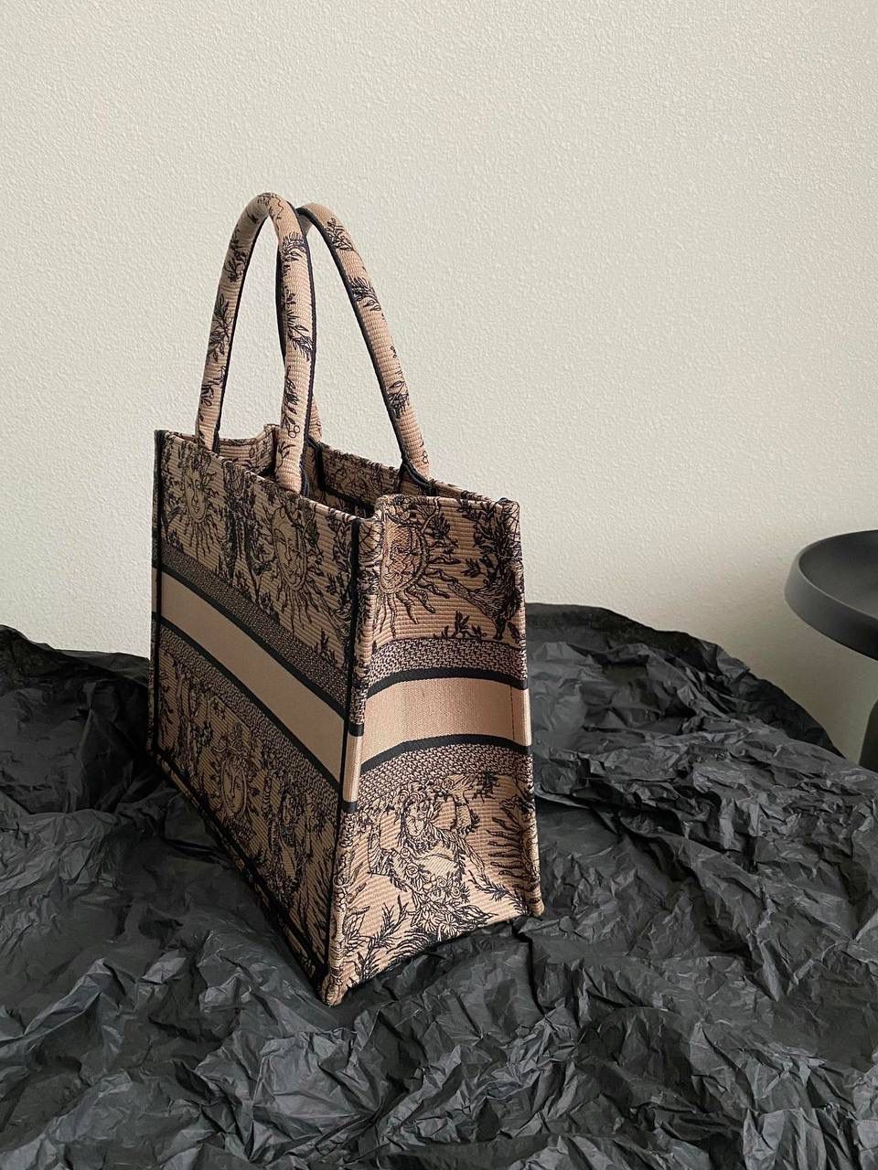 🈶咖杏中号 𝗖𝗗 𝗕𝗼𝗼𝗸 𝗧𝗼𝘁𝗲 24太阳神阳光茹伊 它有代表春天的玫瑰 夏天的麦穗，秋天的枫叶 以及冬日的枝干🍂💕 整个太阳也是关于守护的象征 寓意是非常美好的，浪漫且神秘 那种高定视觉，沦陷了！！ 行走在街头很是时髦✨ 36×27×16cm