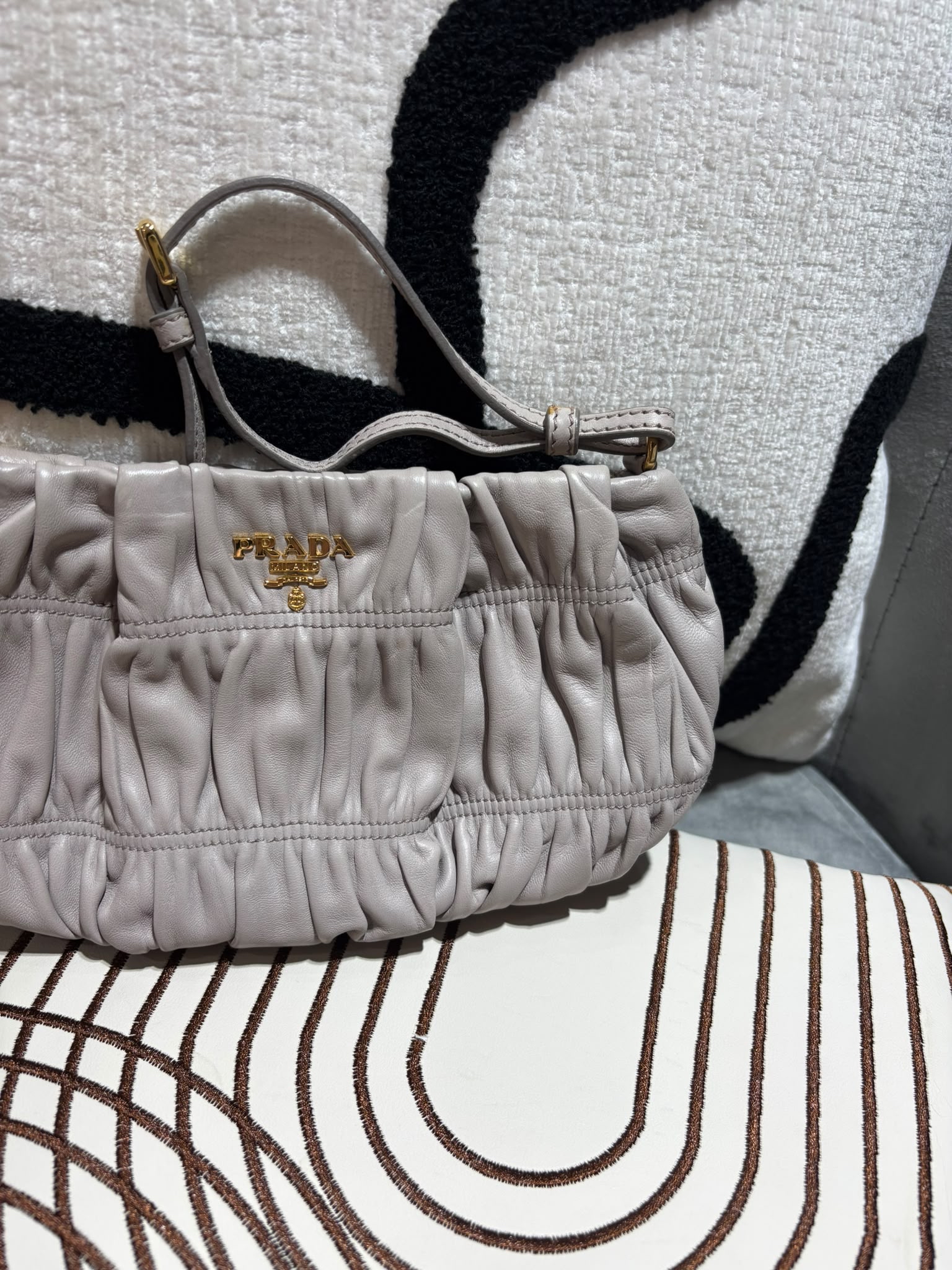 Prada pouch grey灰色clutch bag 100%Authentic ,95%new