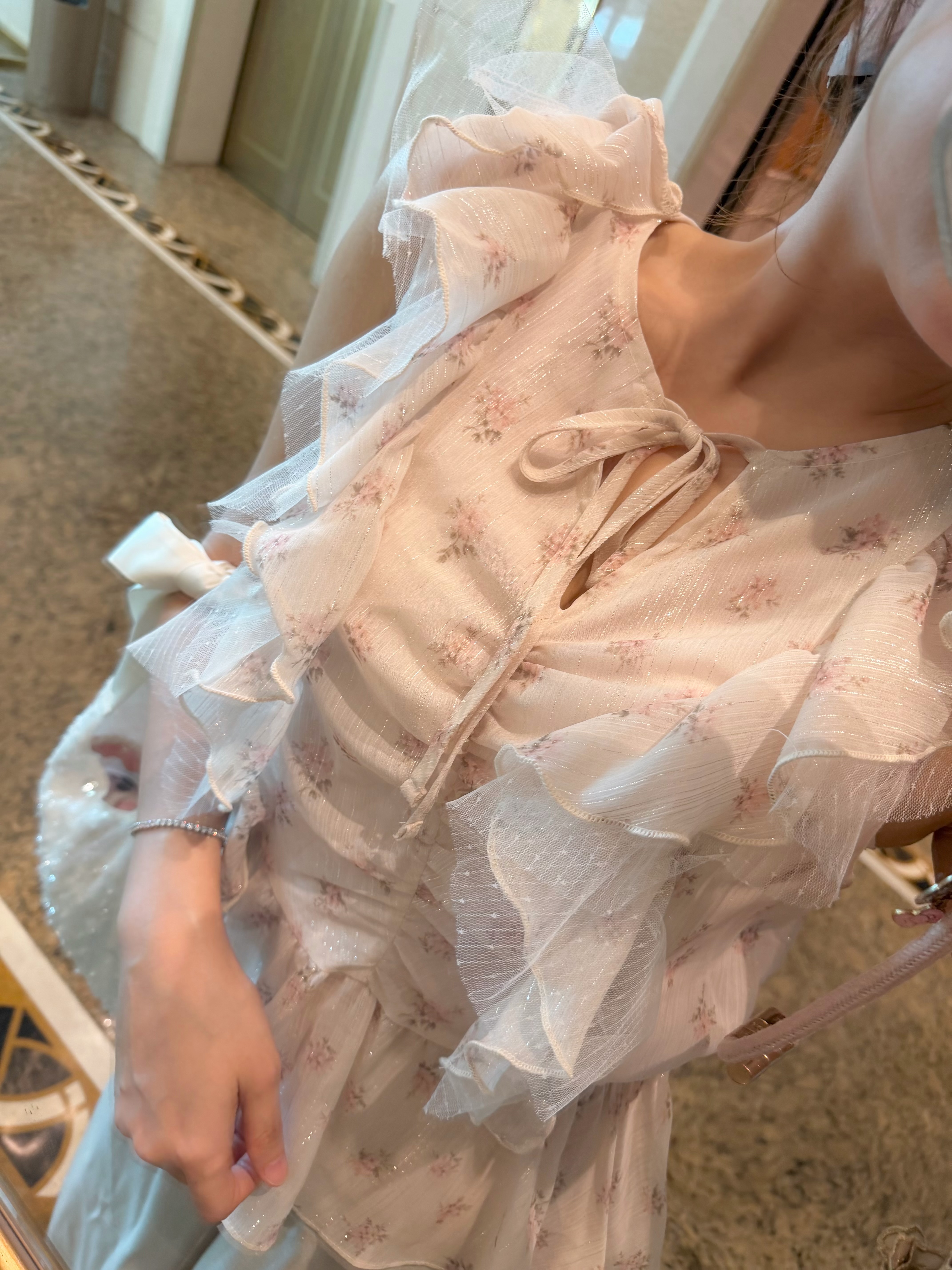 #HANNAexclusive# Whispering Petal Sleeve Blouse