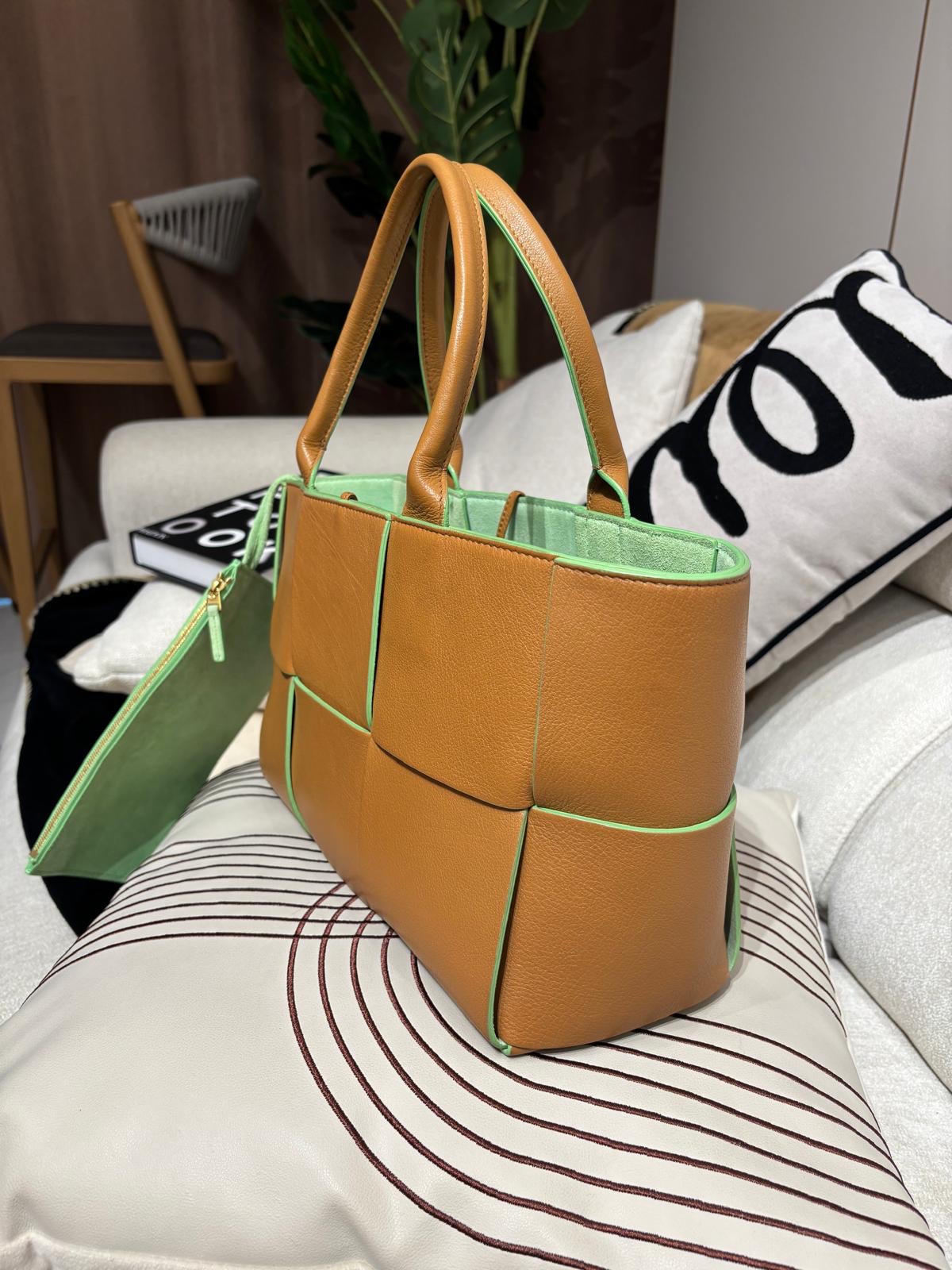 Bottega Veneta BV Small Arco Tote Bag 100%Authentic, 98%new ✅Pouch✅Dust bag