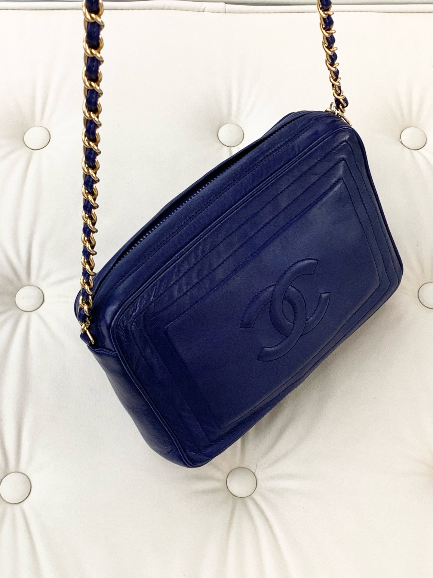 【預訂貨品】Chanel深藍色羊皮流蘇金扣相機包