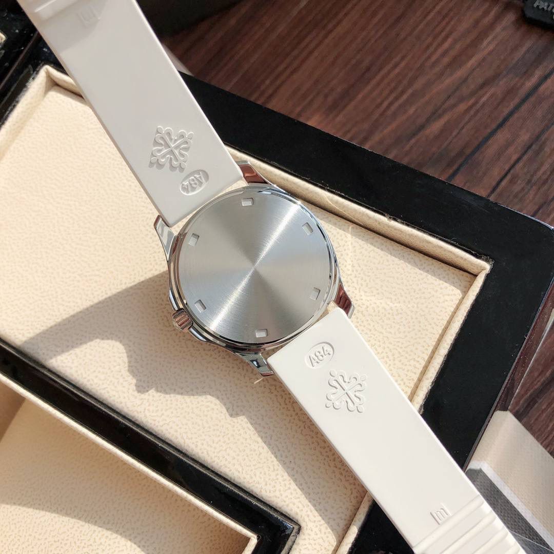 独家推出 新款百达斐丽AQUANAUT系列 专为女性设计！用最简约方式完美体现百达斐丽的精髓，融合了大胆的设计和正统的纯粹，这款腕表成为百达斐丽的旗舰产品之一！腕表完美尺寸35.6，进口精钢材质多重工艺精磨打造。原装一致厚度7.77cm。表盘镶嵌46颗 vs1.8真钻。约一克拉！ Gtc中国权威鉴定证书。百分百保证每一粒都是货真价实的真钻。可验可查询！💯💯