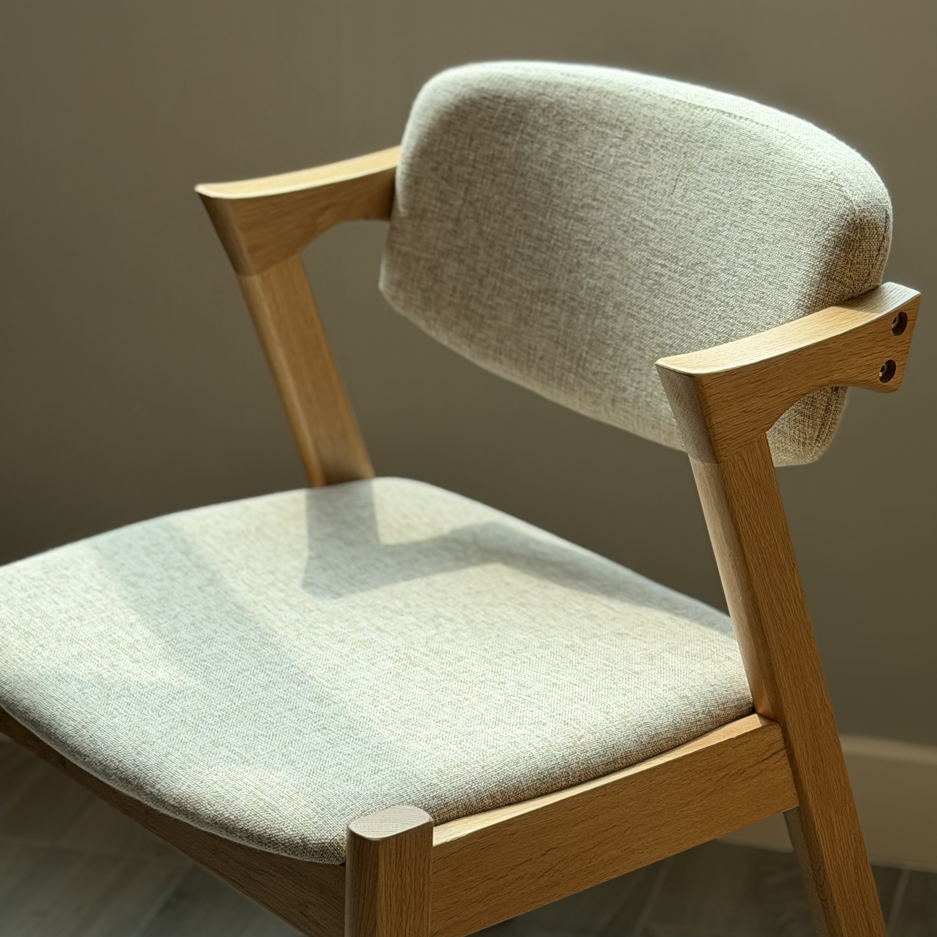 Z Arm Chair