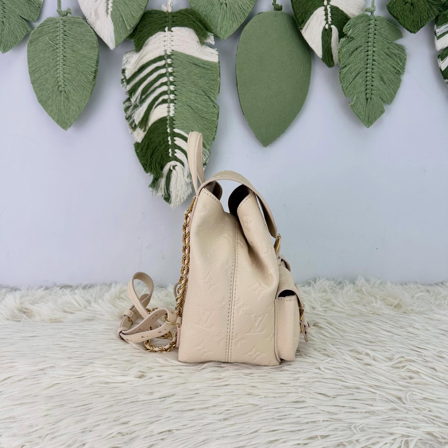 LV 🤍PRE OWNED BACKUP 奶油色真皮壓紋背包 晶片款 2025年❤️