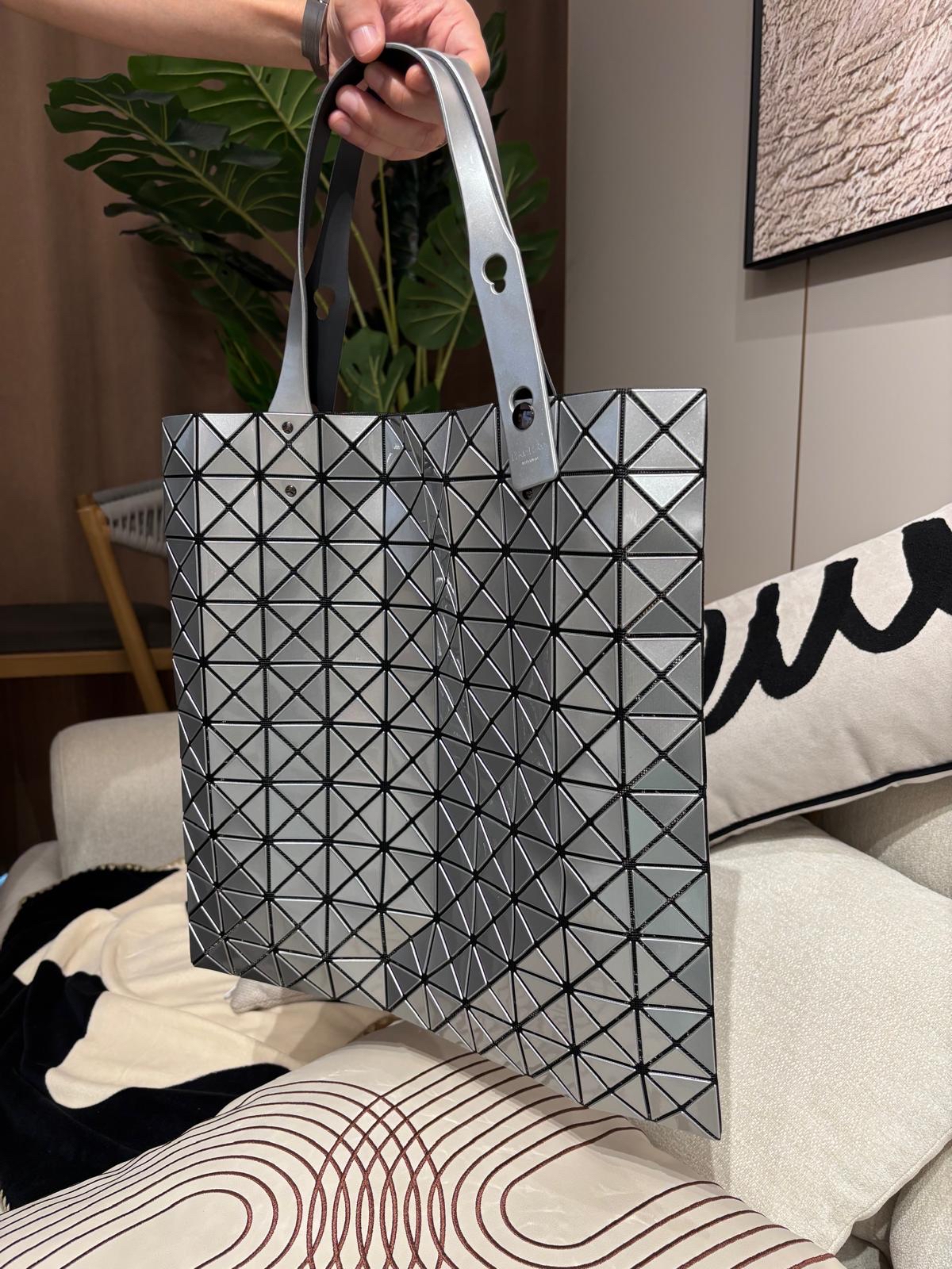 Issey Miyake Bao Bao Tote Sliver 100%Authentic, 98%New ✅Dust bag