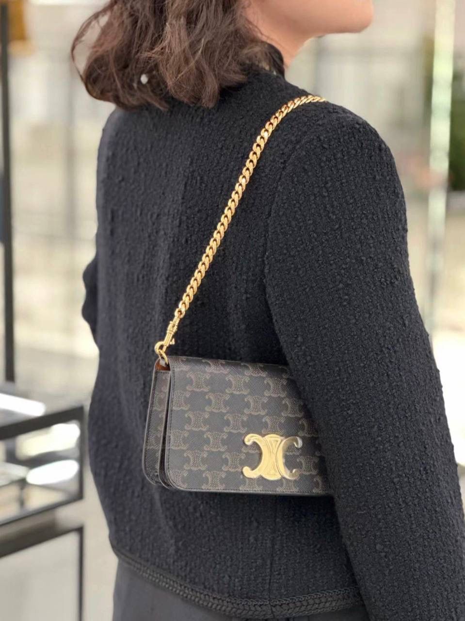 🔥大货实拍图 𝗖𝗘𝗟𝗜𝗡𝗘 ♥️ 𝗠𝘂𝗹𝘁𝗶𝗽𝗼𝗰𝗵𝗲𝘁𝘁𝗲三合一 型号：10L972 尺寸：20.5*11*4cm CELINE也太懂女孩子需要什么了吧～新款包袋有两条肩带哦，斜挎背让你更方便行动自由，腋下背让你更好展示自己的风格！