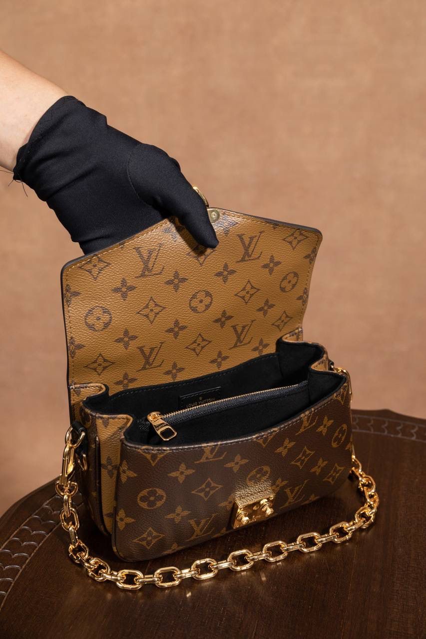 LV小邮差🎀 用的是 A+ 级全钢五金，亮亮的很有质感；再加上进口高弹面料，摸起来舒服，有弹性又有光泽，真的很加分咯 ✨ 渠道货包装，简单大方不浮夸。尺寸 21.5 × 13.5 × 6cm，小小一只但很实用，出门背刚刚好 👜