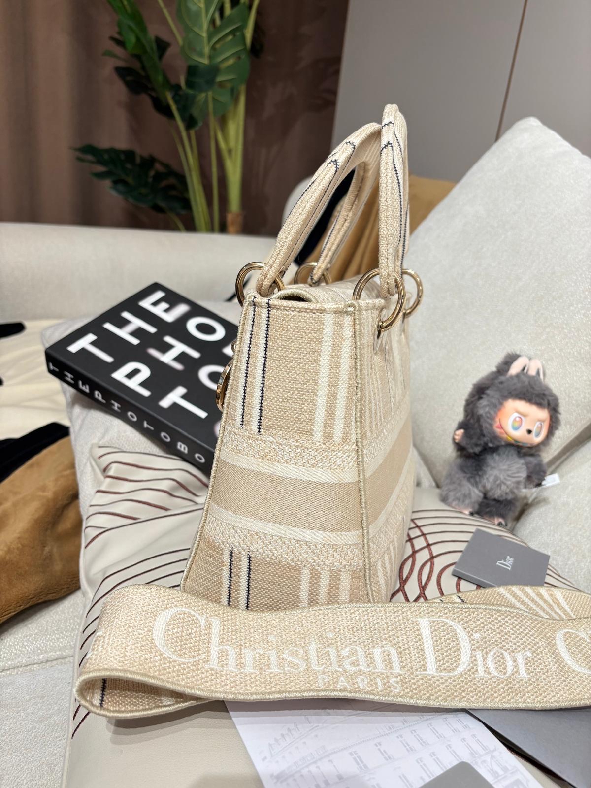 Dior lady dior medium  100%Authentic ,98%new ✅專門店收據✅證書✅dust bag✅box 📣🌟專門店現貨售價$ 4 x x x x🌟