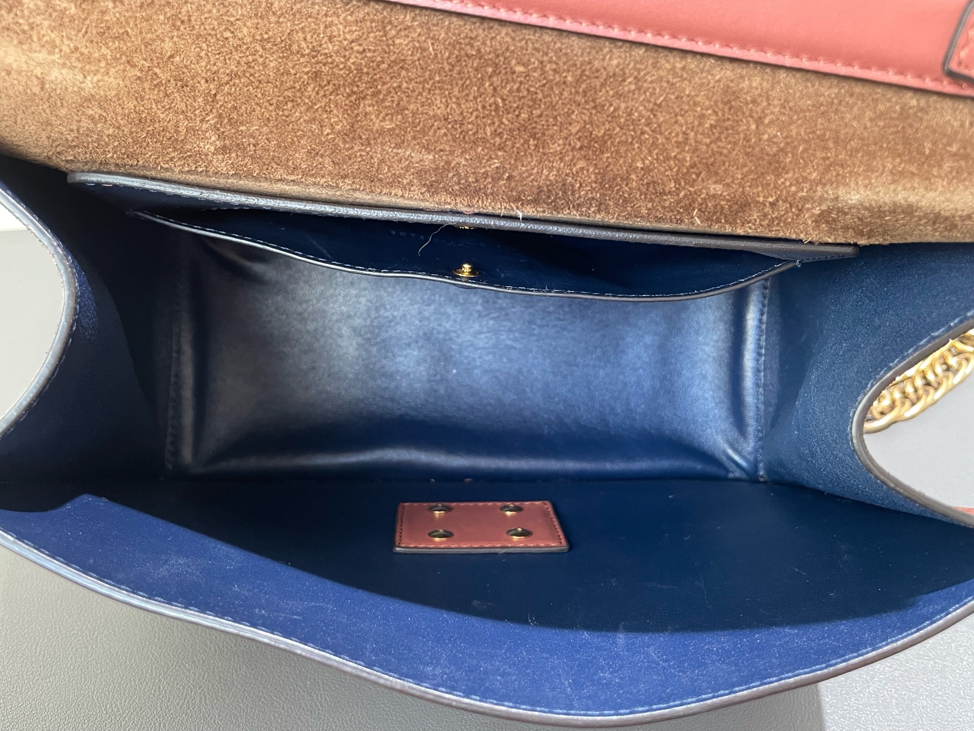 【預訂貨品】Fendi 豆沙色油蠟皮復古郵差包