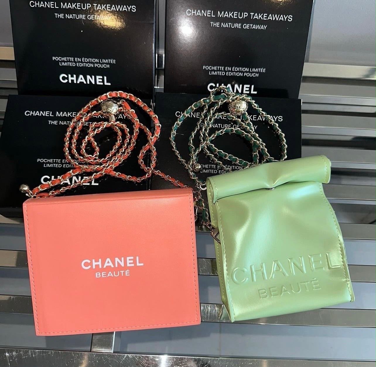 2026年新款Chanel 多用途隨身淺綠色 幻彩彷皮質化妝包 (VIP 禮物) 