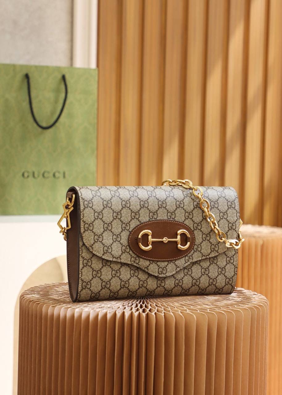 𝐇𝐨𝐫𝐬𝐞𝐛𝐢𝐭 马衔扣系列 #677286#原厂皮▪️ ☑️尺寸：26*16*4cm 这款1955系列马衔扣 配有两条可拆卸的肩带 一条经典的红绿织带 演绎经典的味道 一条金属链条设计 充分诠释了品牌的实用设计 两条肩带拆卸 🉑️当手拿包 ✅标志性的马衔扣五金 代表了经典的诠释 低调而优雅气质的搭配 必备神器！🔥