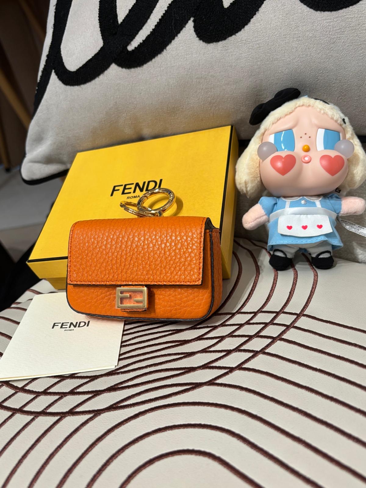 FENDI Nano Baguette Charm迷你法棍,Fendi 小牛皮散子包charm 100%Authentic ,100%new✅dust bag ✅box 