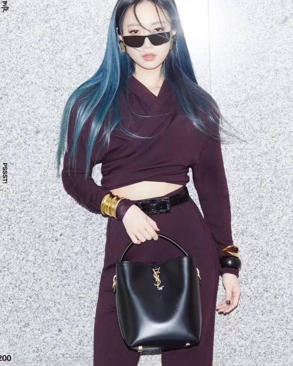 现货啦❗️ ys1 le37 手提水桶包中号🕋 喜欢背水桶包的姐妹不要错过这只 整个包身用的是光面的小牛皮 怎么背都不变形，质感持续保持 风格依旧是他们家简单又自带酷飒的设计 水桶包最好的一点就是容量巨大！ 没有tote那么大，却可以装下整个宇宙 🉑手提🉑斜挎，怎么搭都行～ 老规矩还是zp开发 这次的皮料拿到的可以说是相似度最高的一次！ 你们自己看对比图，像到我都分辨不出谁是谁 你们闭着眼睛冲，品质就交给我们哈！ 迷你：15x13x6cm 小号：20x17x13cm 中号：25×20×16cm742828m