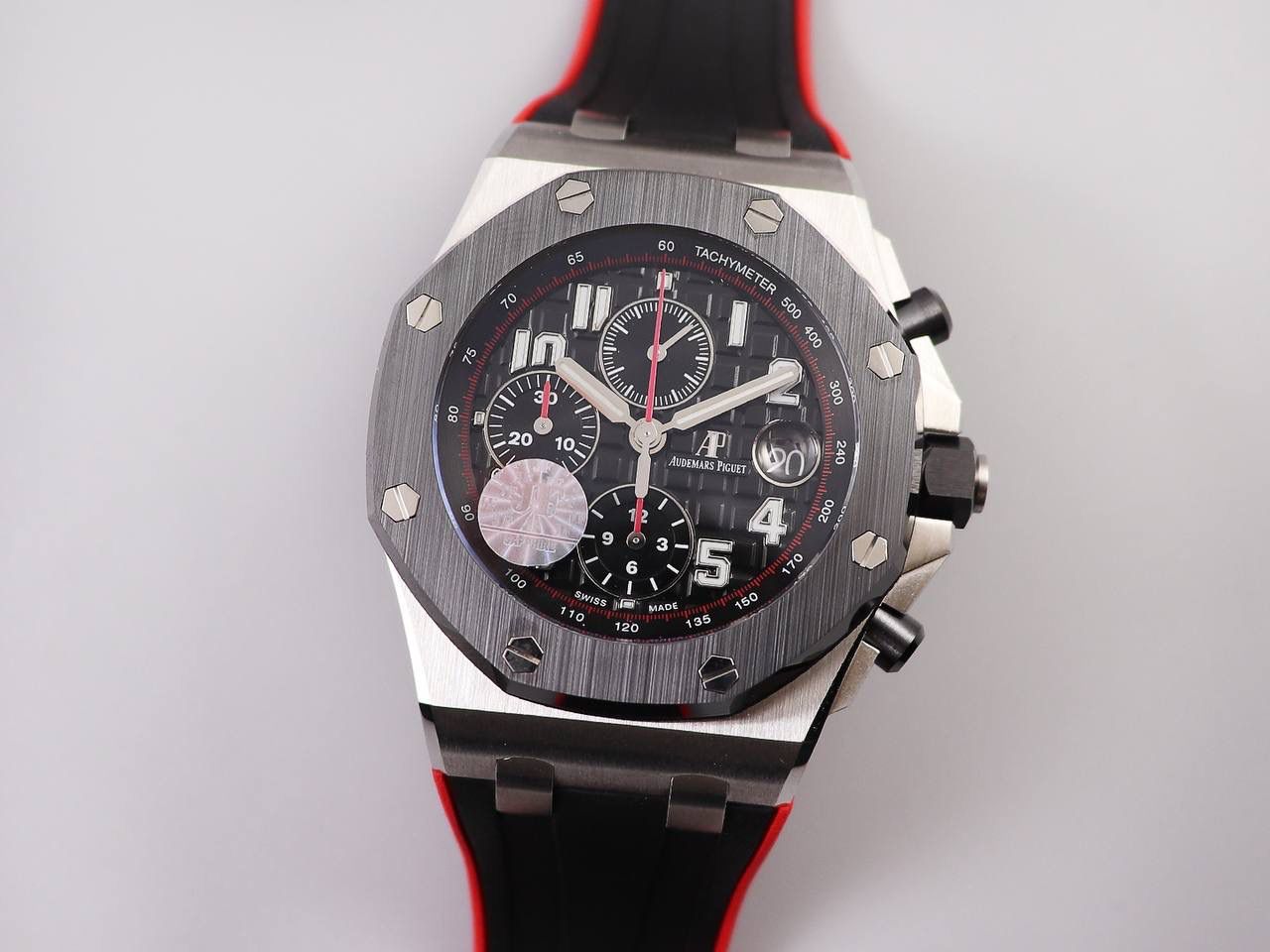 A P26470黑骑士钢壳陶瓷圈新品.直径42毫米！陶瓷把头陶瓷按的，搭载订制版12H计时3126机芯，特制的顶级黑红橡胶带。最强版26470系列🔥💯