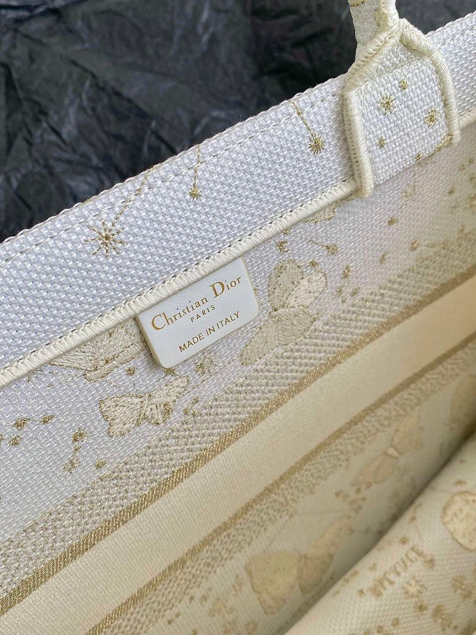 🈶金色蝴蝶中号 𝗖𝗗 𝗕𝗼𝗼𝗸 𝗧𝗼𝘁𝗲 24圣诞限定🎄 圣诞季这一波𝗗𝗜𝗢𝗥真的稳赢 浪漫的蝴蝶刺绣 象征着自由和转变 高级的配色 精致的造型与细节设计，无不透露出一种温柔而魔法般的美感💐🎀 呜呜真的太好看了，姐妹们必冲！ 36×27×16cm