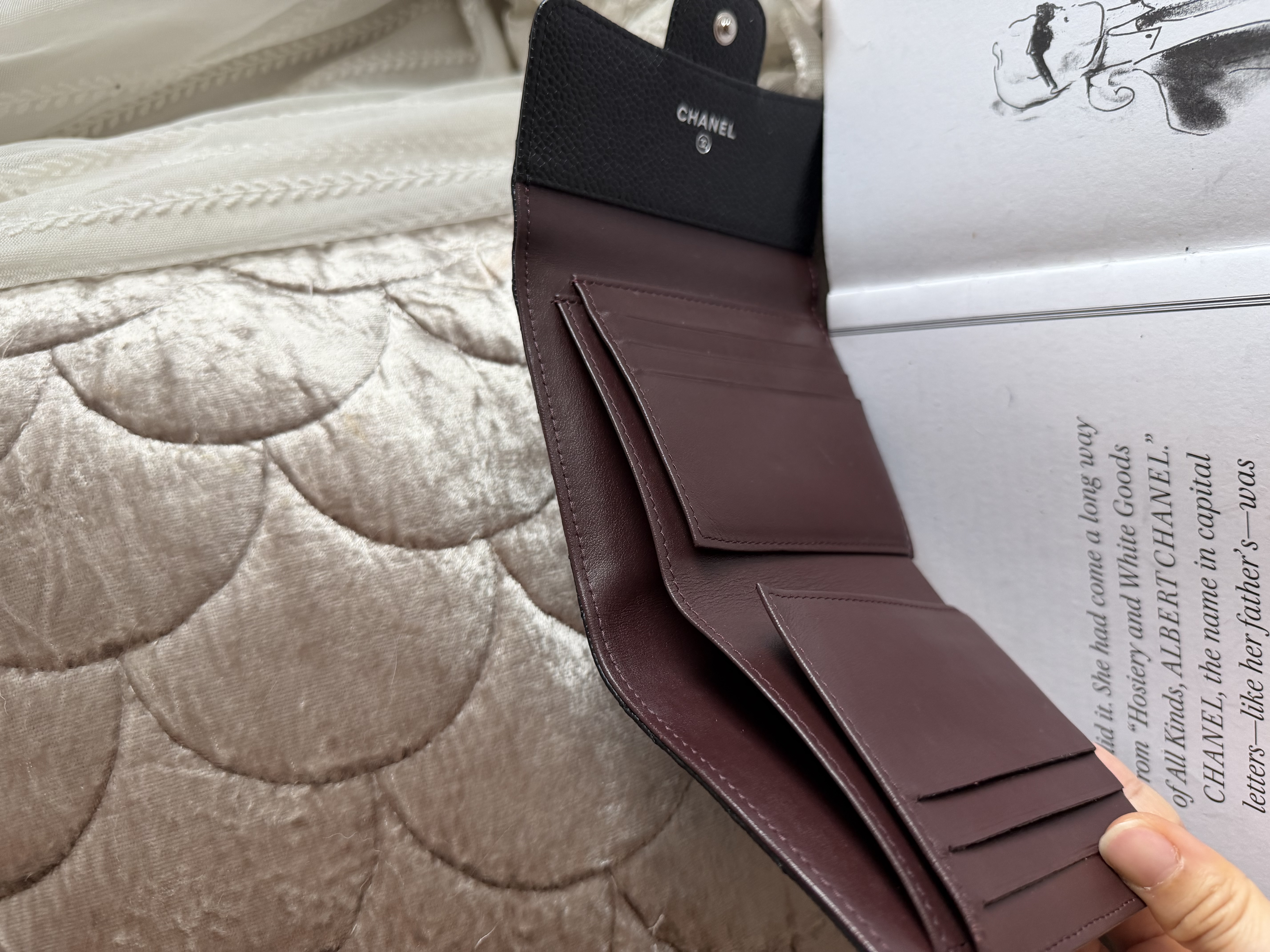 接近閑置 Chanel cc logo black caviar short wallet phw