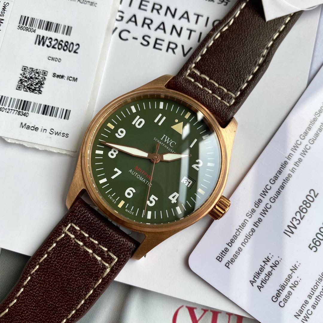 硬货首发，青铜新款，市场独家！IW326802，万国飞行员马克十八传承腕表，采用原装瑞士sw300机芯，40mm表径，全数字刻度超强夜光，双面防反光凸状蓝宝石玻璃表镜。独家渠道进口意大利SANTONI牛皮，一条牛皮成本相当于市场一般牛皮的几倍，在很多细节的把控上都已达到行业顶级，且多项可为标杆，整表细节一丝不苟。 原装价格3W余，一般人均可轻松驾驭，此款万国飞行员腕表视为万国经典款型，任何场景着装均适合佩戴，可谓百搭神器。全套包装出货
