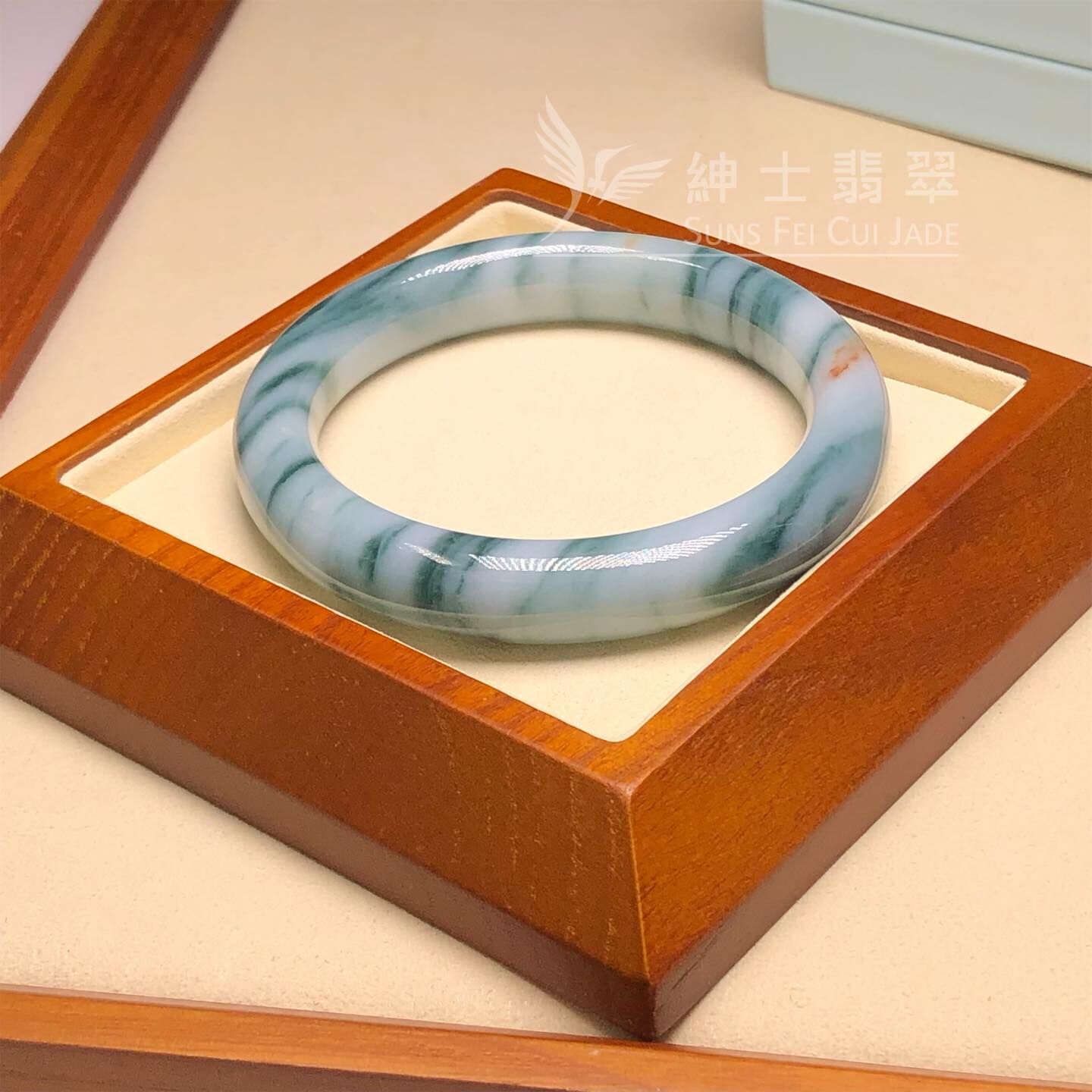 木那飄花帶翡色福鐲55.6mm