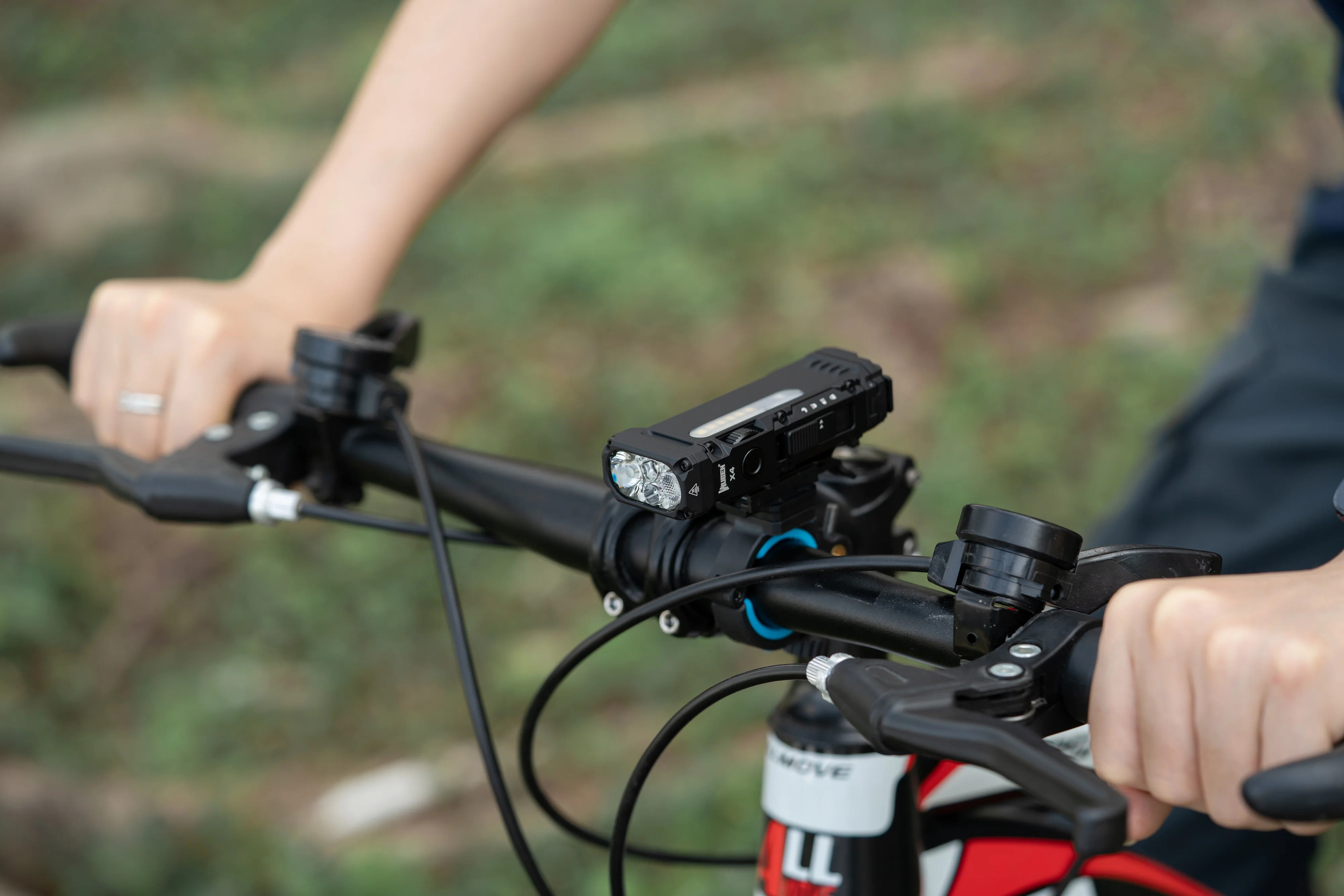 WUBEN X4 緊湊型多功能手電筒