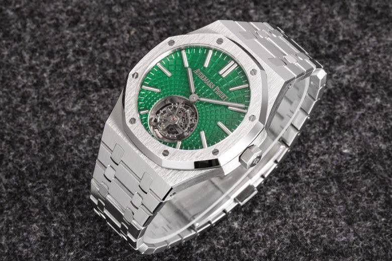 最新推出 2022 年爱彼皇家橡树自动上链陀飞轮腕表🚀🚀 腕表搭载爱彼新一代自产 Cal.2950 机芯，将浮动式陀飞轮与中央自动摆陀结合，兼顾复杂工艺与日常佩戴实用性。 41mm 表壳、12.5mm 厚度，尺寸刚刚好。经典 “Tapisserie” 格纹面盘改为以 6 点位陀飞轮为中心向外放射的新设计，视觉更有冲击力。 过去运动表偏实用，但现在高端玩家更在意“好看又够复杂”。这款皇家橡树自动陀飞轮，不只有陀飞轮的看点，还有自动上链的方便性，在运动表里算是少见的高阶配置，一亮相就成功吸引不少收藏家目光。