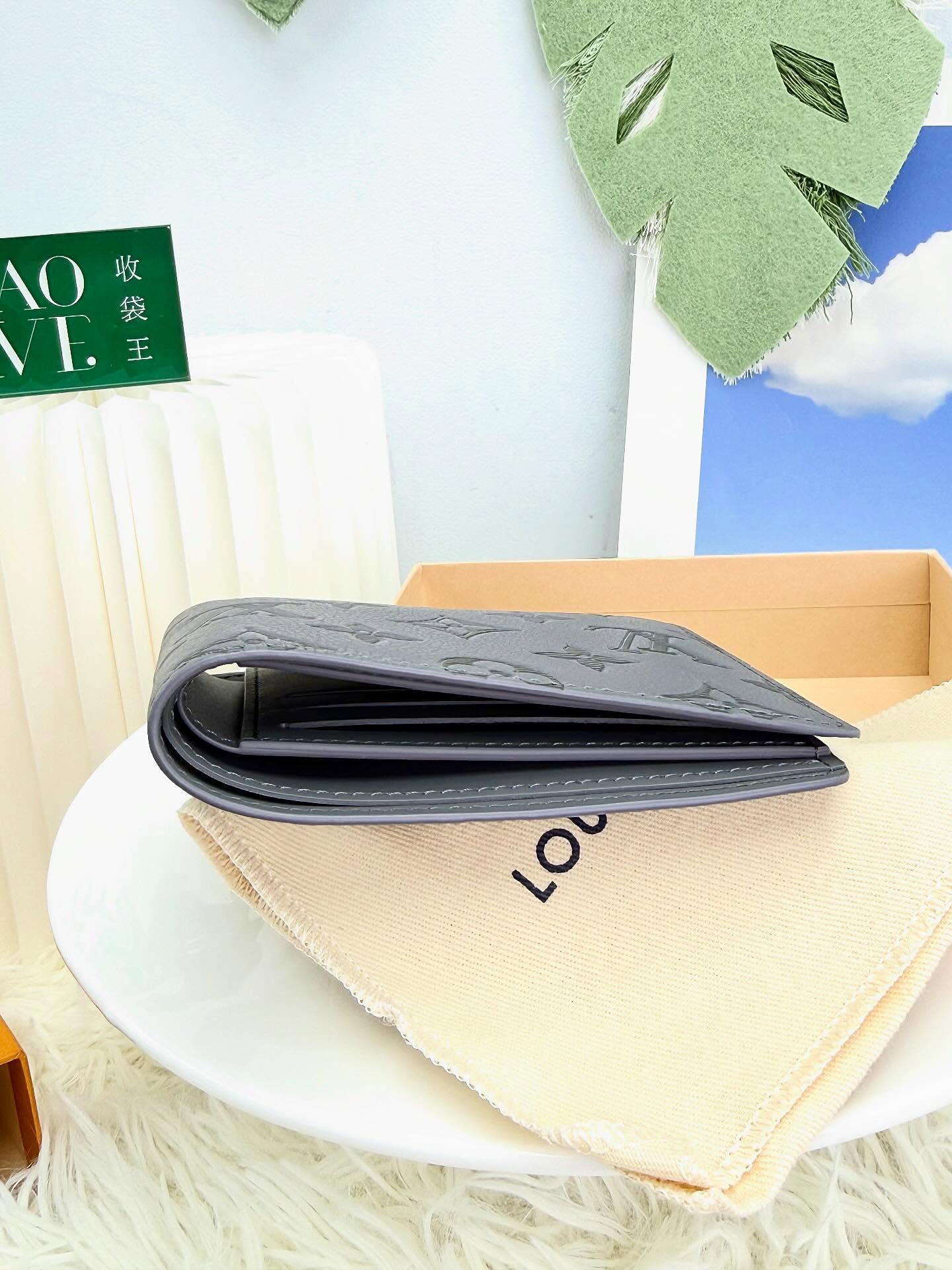 Lv🤍全新 新款真皮壓紋 灰色短銀包🩶 Size : 12*2*9cm 配件 - 塵袋、盒🫶🏻 💰優惠價 - $5380 New  #AOAOCAVEHERMES🫶🏻 #收袋王  喜歡的話快點pm/whatsapp 我們💓 銷售熱線51111 321（whatsapp)  我們服務包括有：手袋飾物回收、手袋置換(一換一、一換多也可以） 、專業手袋鑑證、專業手袋護理  購買方法 🏢親臨門市 荃灣南豐中心15樓1521室（荃灣地鐵站a出口1分鐘到）敬請預約 ❤️只賣正品正貨，任驗💓🫰🏻 ❤️‍🔥本店為香港註冊公司絕對真貨，信心保證👍🏻 🫰🏻本店設有鑑證服務，有駐場鑑證師  ✨歡迎追蹤我哋各個平台緊貼最新優惠x貨品🔥😍 👇🏻👇🏻👇🏻👇🏻👇🏻👇🏻👇🏻👇🏻  ⭐️Instagram: aoaocave  🌈Facebook: aoaocave收袋王  🔥Carousell: acluxuryhk  👆🏻👆🏻👆🏻👆🏻👆🏻👆🏻👆🏻👆🏻  ___________________________  Disclaimer🫰🏻All trademarks and copyrights are reserved to the original brand holders. @AOAOCAVE sells only authentic goods and is not affiliated with any of the brands mentioned.  @AOAOCAVE 跟任何品牌無關，而且沒有持有任何品牌資版權，亦沒有與任何品牌合作。所有商標及版權歸屬於品牌坊所有，帖子只作分享用途。  #aoaocave #手袋回收 #名牌買賣