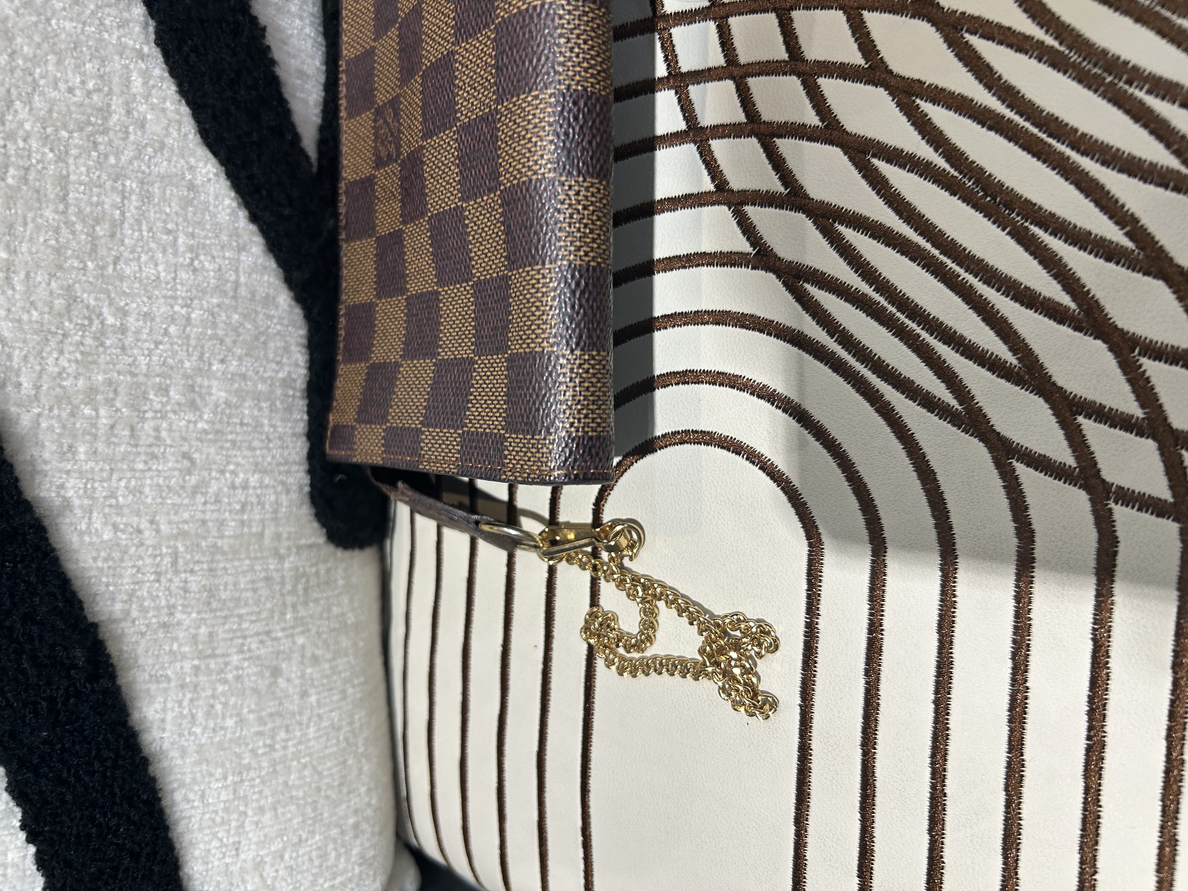 LV Pochette Damier 100%Authentic, 95%new