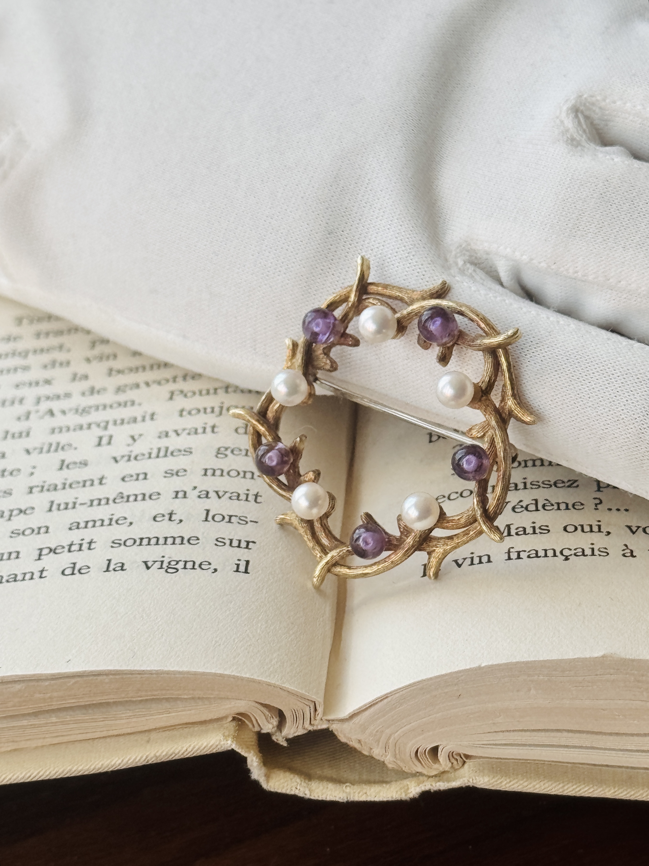 C.1950s Krementz Coral Wreath Purple and Glass Pearl Openwork Brooch (NZ129)