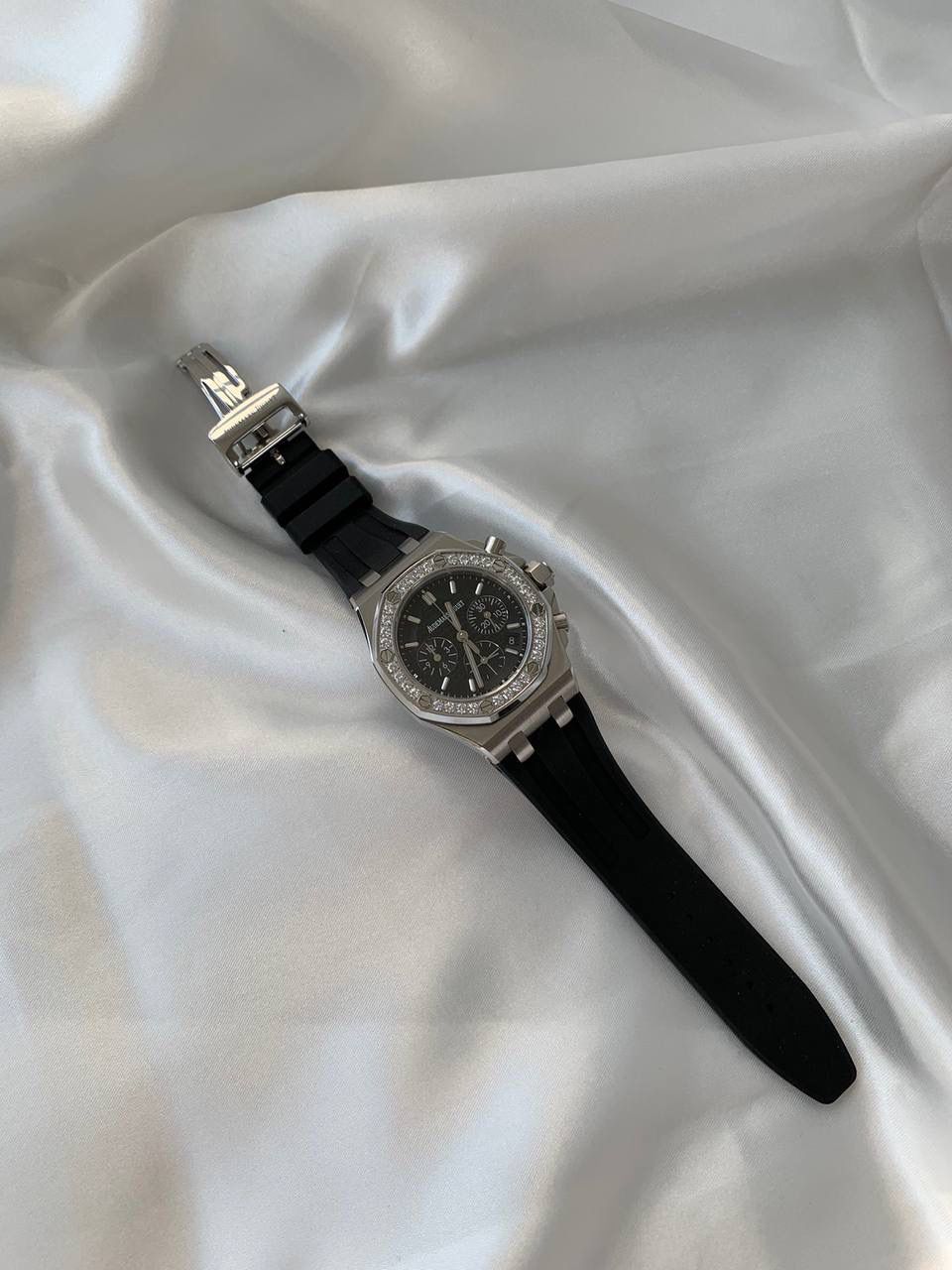 爱彼女款、小红书爆款，喜欢大表盘的女生、必备款，表盘37MM、蓝宝石防刮花玻璃，316精钢表壳、纯手工镶嵌32颗莫桑钻、搭配瑞士多功能石英机芯精准走时，表带采用进口橡胶工艺，佩戴舒适不过敏、折叠扣设计，佩戴便捷，数量有限，先到先得，多种色系，穿搭任选！