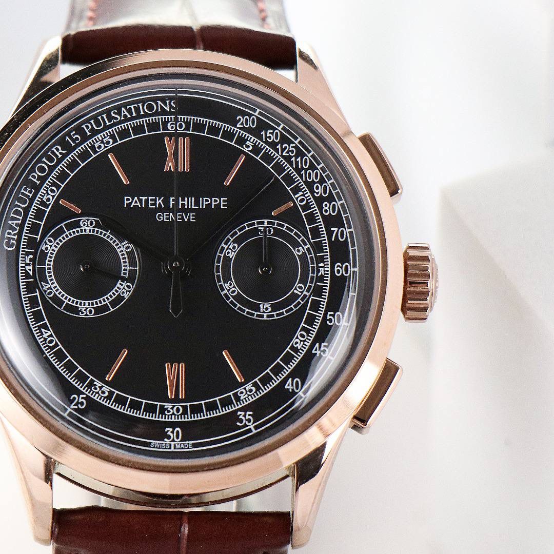 百达翡丽复杂功能时计5170G多功能腕表，堪称腕表精品当中的精品！😍✨🔥 腕表直径为42毫米，作为一款男士腕表，它的表盘大小适中。为我们奉上对称的美感，整个表盘的布局大方得体，包括了如此之多的功能的同时，又不会让人觉得繁杂。 机芯采用了7750机芯完美还原正品诸多功能，提供了强大的时间衡量功能。意大利牛皮表带，专属的灯笼扣，任何季节，任何场所，任何职业人均适合佩戴，让手腕佩戴得更舒适，让气质绽放。此款腕表具有30米防水功能，满足大众日常生活，休闲度假必备腕表。 百达翡丽5170G可以说是腕表中的精品，功能方面的巧妙构思，外观上的合理布局，以及优越的机芯性能，无一不体现出百达翡丽的独特设计，一件经典的艺术品，一件完美的收藏品。