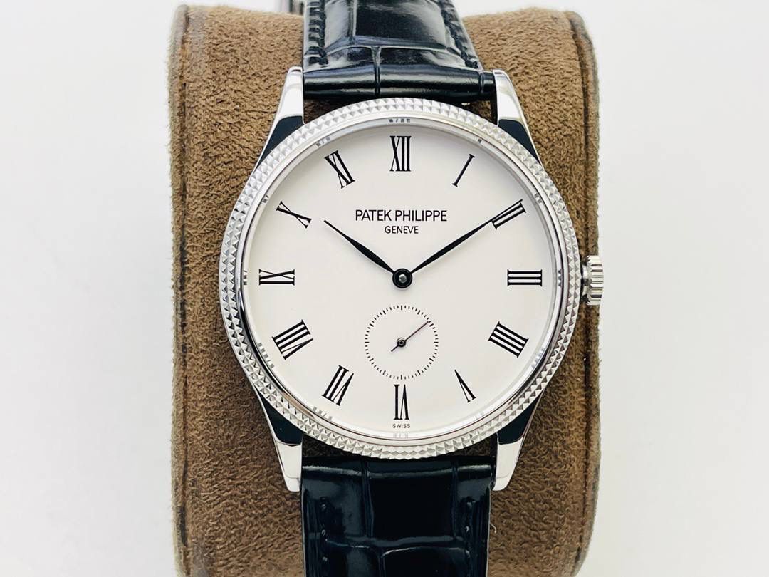 百达.翡丽-古典表系列——3919腕表震撼登场。🤩😍完美还原表中王者的独特质感和简约格调！细节升级如下： 1⃣️腕表尺寸39MM，尺寸数据完美吻合正品，佩戴轻便，还原正品体验。 2⃣️玻璃采用与原装一致的锅盖型穹顶玻璃，特镀有双层抗眩晕增透镀膜。 3⃣️表盘标识和指针的边沿全部采用手工润饰倒角，之后再采用镀铑工艺处理，确保光泽度和质感不亚于原装。 4⃣️机芯采用30-255 PS机芯机械！ 5⃣️表带经典意大利小牛皮表带，做工精致，包边细腻，尽显大牌风范，搭配原厂针扣。