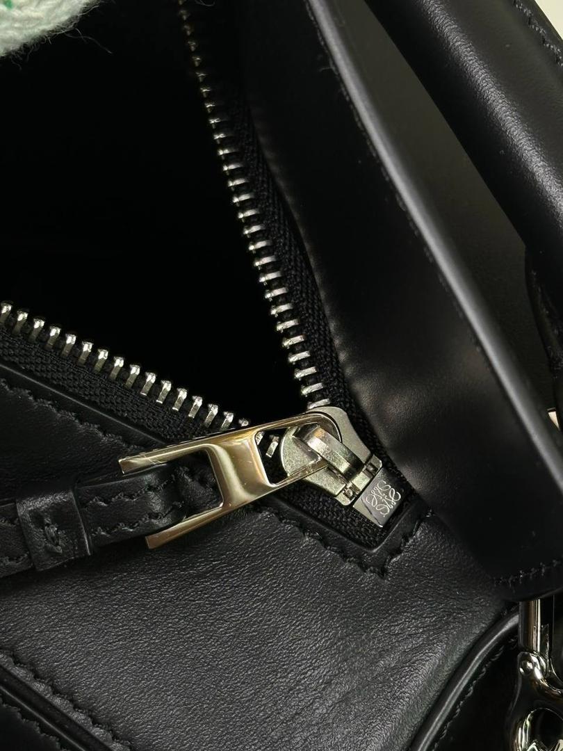 🅰️小号 𝗣𝘂𝘇𝘇𝗹𝗲最新版本❤️ ——（缎面/织带款） ✅经典拼图系列，不规则立体几何设计，最具辨识度的立体廓形和几何美学，顶级进口小牛皮搭配德国沙菲线，独家定制五金，𝗬𝗞𝗞拉链拉头 ✅容量超大，颜值高，四季百搭，新款自带可拆卸𝗟𝗢𝗘𝗪𝗘织带宽肩带‼️ 尺寸：𝟐𝟒-𝟏𝟔.𝟓-𝟏𝟎.𝟓𝐜𝐦 款号：061609织带黑色