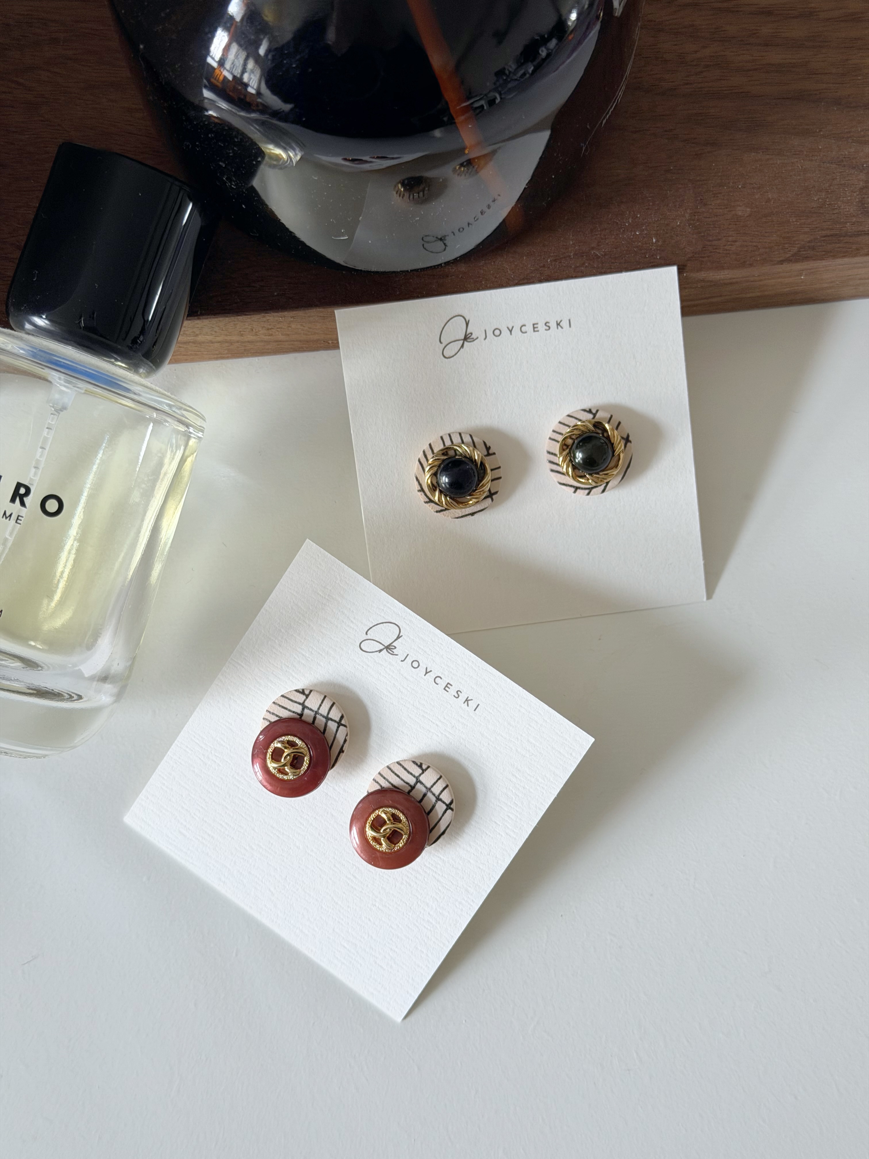 英國黑米白間鈕扣耳環/黑色