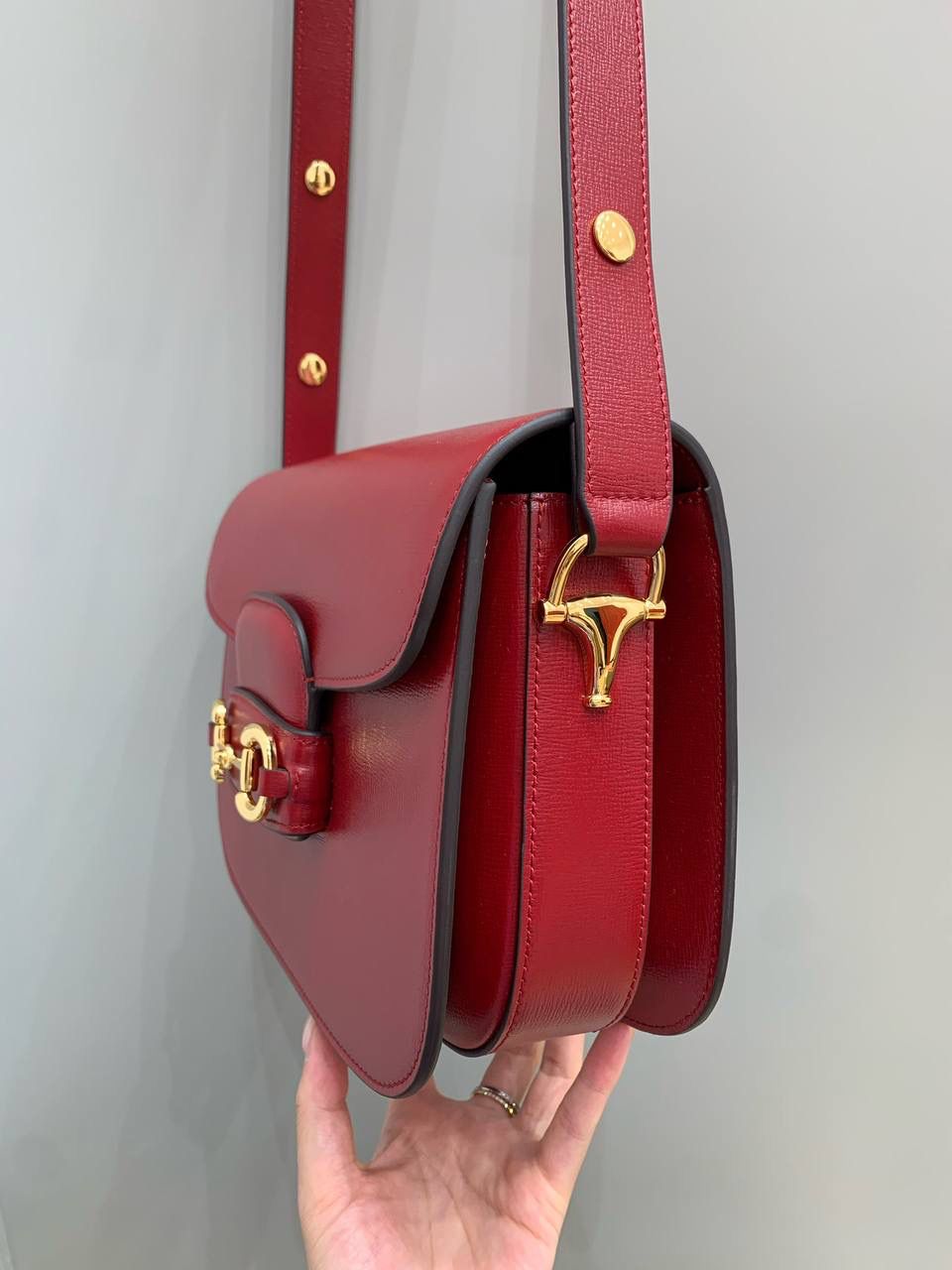 新背景实拍正品级 。Gucc1 Horsebit 1955马鞍包(原厂皮红色） 销量王🔥全新升级2代马鞍包 马鞍包我真的爱了，火爆程度你们都知道 全新升级版本我相信你们会更加疯狂 肩带做了修改使用起来更加美观 更加立体的版型让马鞍包更加霸气十足 全铜马衔扣五金搭配开发部原厂皮 真的是绝了，拿到手你们都会惊艳！ 虽然出来很久了，但火热程度丝毫不减 国内外博主基本人手一个，搭衣服超赞！ 全新升级版本一定要买一个出去炸街！ 型号 602204 尺寸 25x18x8cm