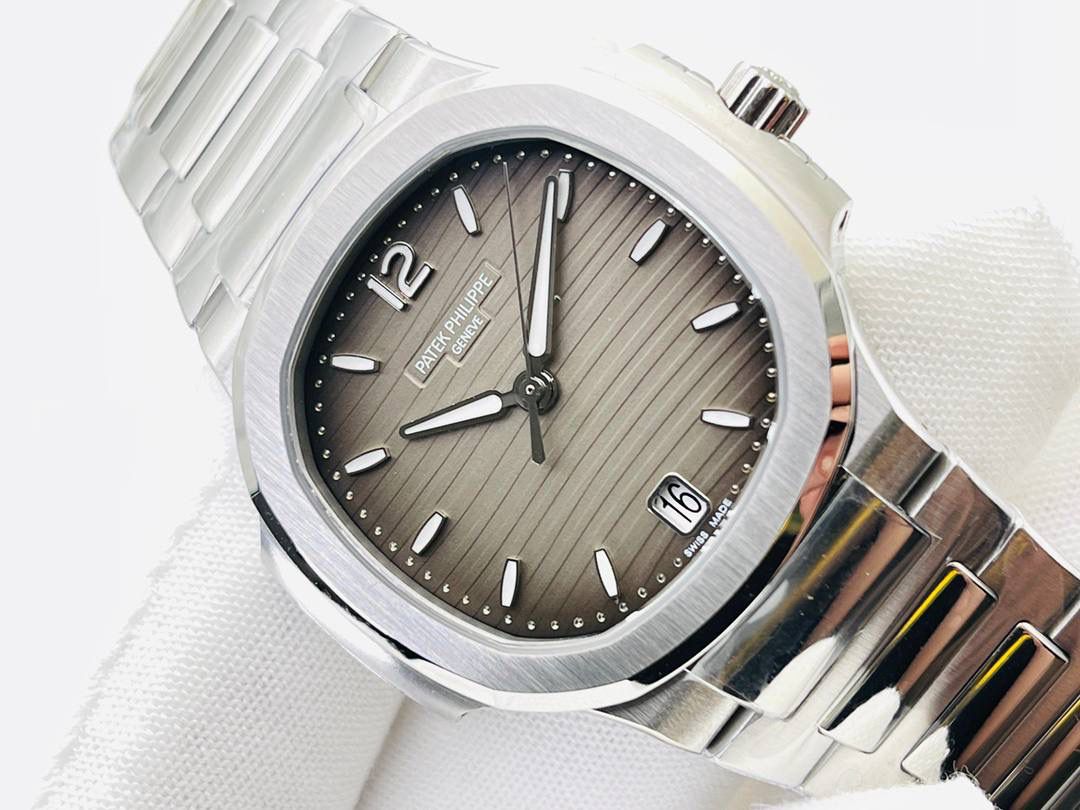 百达翡丽鹦鹉螺女款腕表PP7118强势来袭！ “324”机芯最高版本““到货”” 唯一媲美正品的副本！ 正品完美互换真正Cal.324C一体29钻机芯！ 全新订制版百达翡丽专Cal.324SC自动上链机芯。史无前例厚度和正品一致完全实现。整机根据真正的Cal.324SC机芯设计-1:1尊重原厂设计，傲视市面上一切副本百达翡丽。 机芯尺寸“27.0mm”厚度“3.3mm”动力存储“45小时”数据正品一致！ 腕表尺寸34MM，厚度8.3MM，全网最薄！ “没人能拥有百达翡丽，只不过为下一代保管而已。”