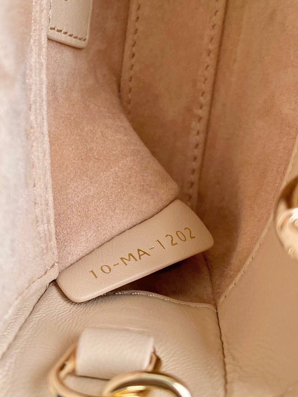 沙粉超迷你🤎🎀 𝗗𝗶𝗼𝗿 𝗗-𝗝𝗼𝘆 𝗯𝗮𝗴羊皮，新色 时尚果然就是轮回，回归了一把中古戴妃 长方包形，短链条➕细长肩带直接封神！！ 复古时髦感超强，真是什么场合都可以把住 绝对是lady中的天花板了，强势出圈啦姐妹们😍🤩 17.5×10.5×6cm