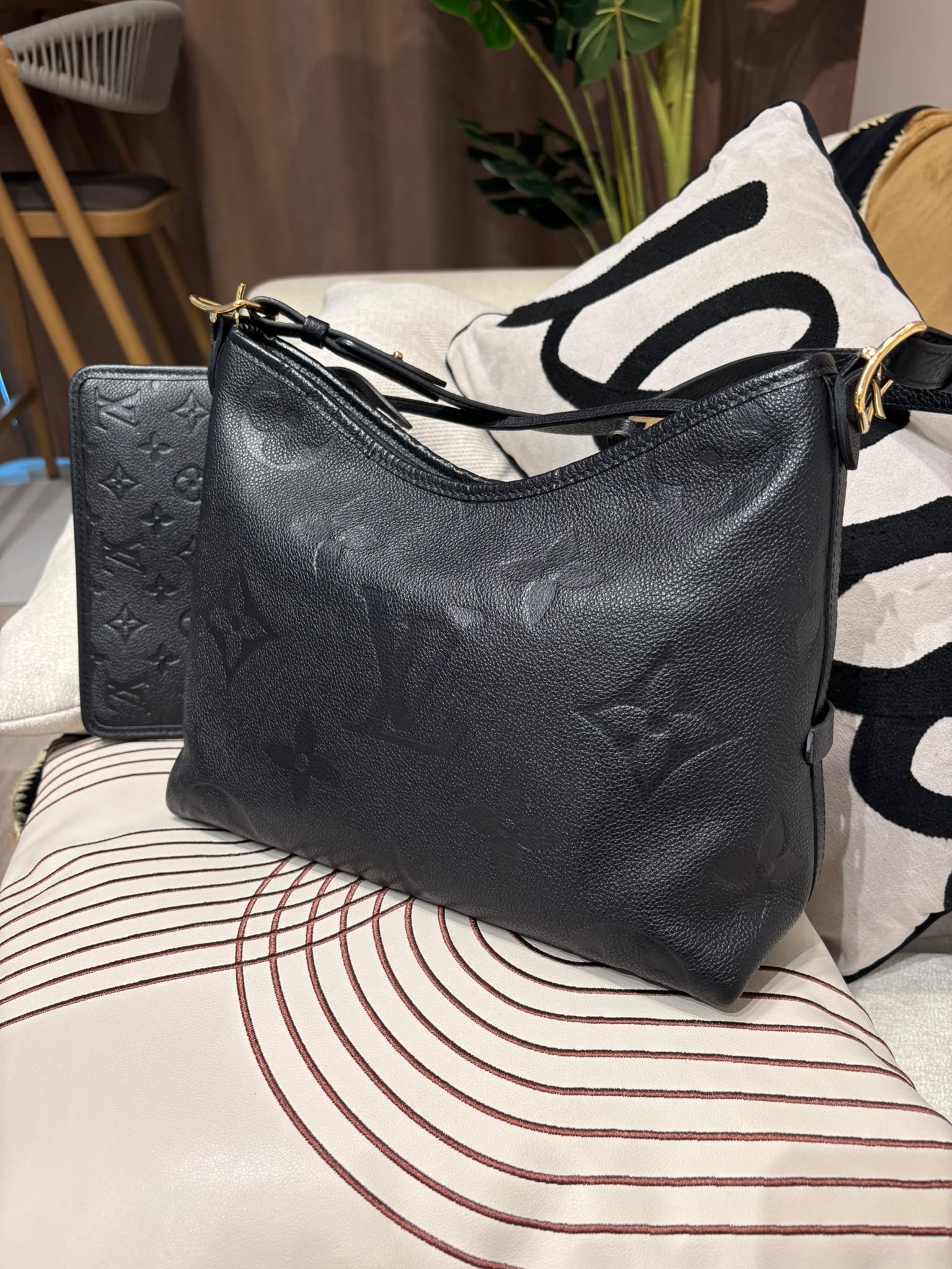 LV Carryall PM Calfskin 100%Authentic, 95%New ✅Pouch ✅Dust bag