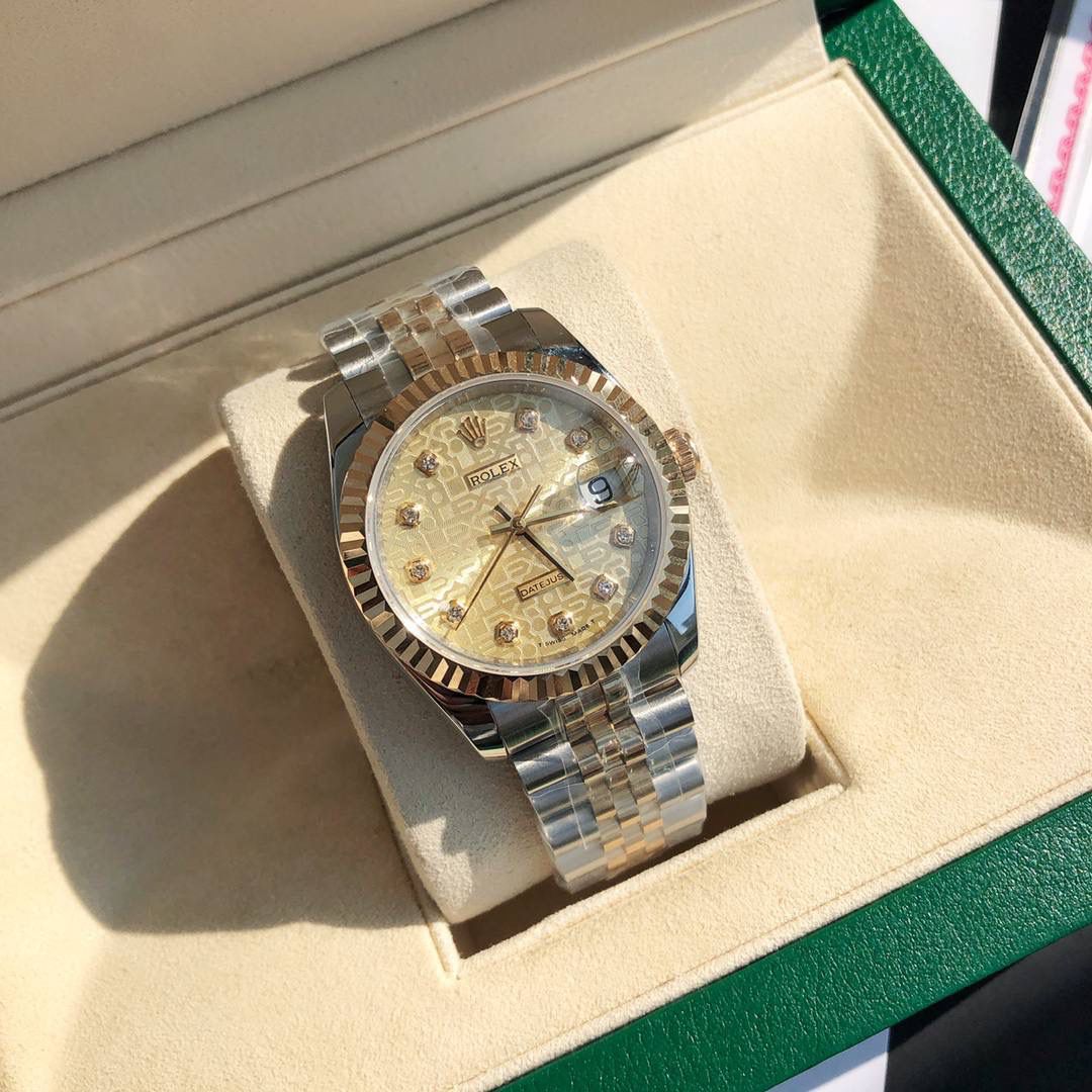 ROLEX- 劳力士日志型！男款41mm完美尺寸。女款36mm尺寸。劳力土专利的Glidelock带扣，这种表扣的好处是潜水员即使穿着潜水衣，也可无须使用任何工具便能轻易调校表带；带扣下的坚固齿状部件可以每小节2亳米的长度，将表带延长至20亳米。蓝宝石镜面，超强夜光，表壳表带做工打磨非常精细，处处彰显细节成就的经典！配全套顶级包装！