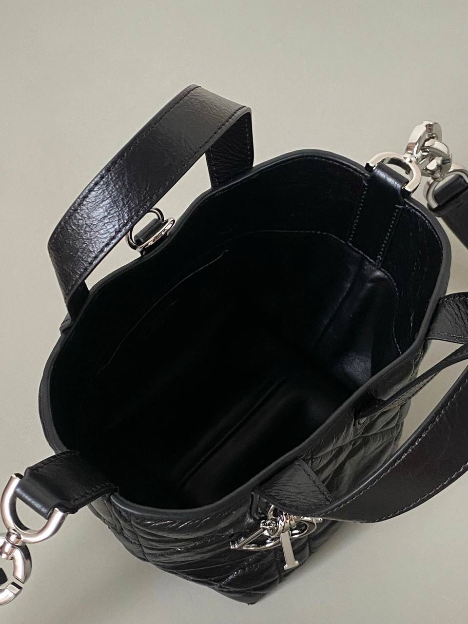 🈶油蜡黑，迷你 𝗗𝗜𝗢𝗥 𝗧𝗼𝘂𝗷𝗼𝘂𝗿𝘀新版竖款 火爆全网toujours缩小版来啦！ 看到真的心动得不行～ 实物就是常规迷你水桶大小， 真的可爱死 别说，包虽小但容量还挺大的 日常用品都能轻松装上 肩带长度也刚刚好，不挑身高 反正就是太乖啦！夏日必备 😍 13×15×12cm #M1272m