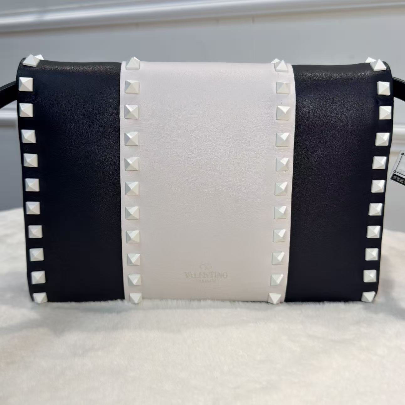 Valentino 鉚釘斜孭袋 藍白配牛皮革 搖滾風格飾釘