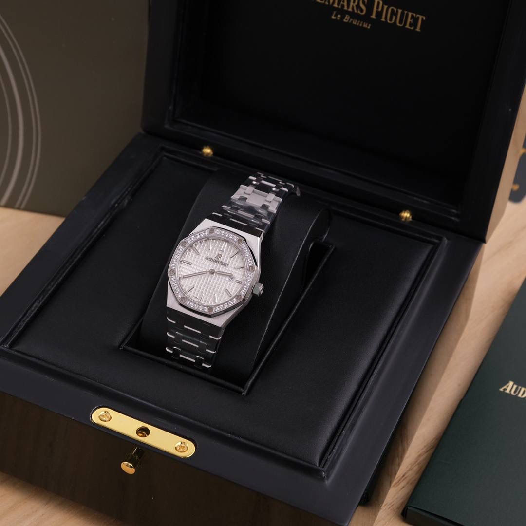 爱彼皇家橡树系列女士腕表，镶钻银色表盘，精钢表链