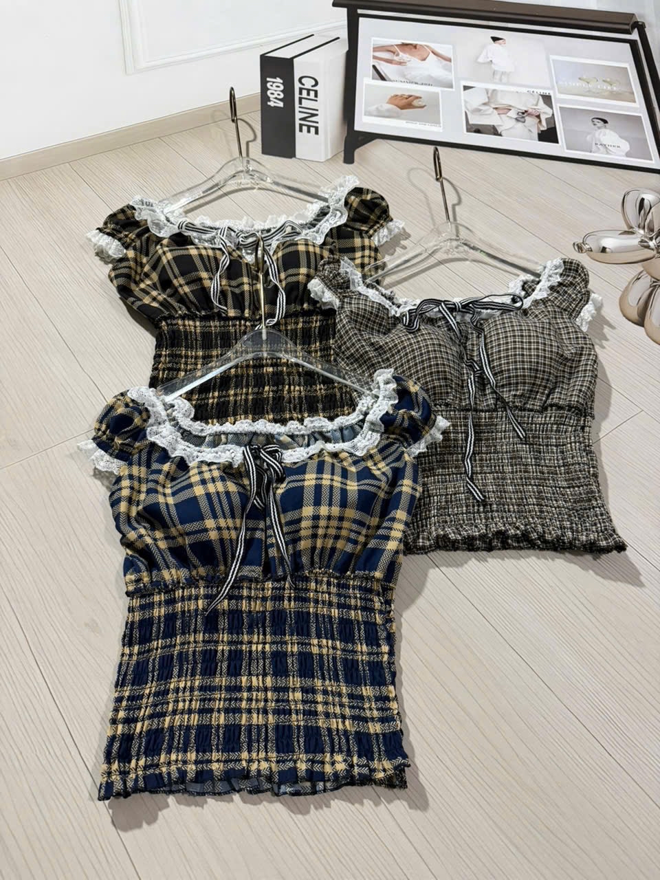 格子露肩荷葉上衣