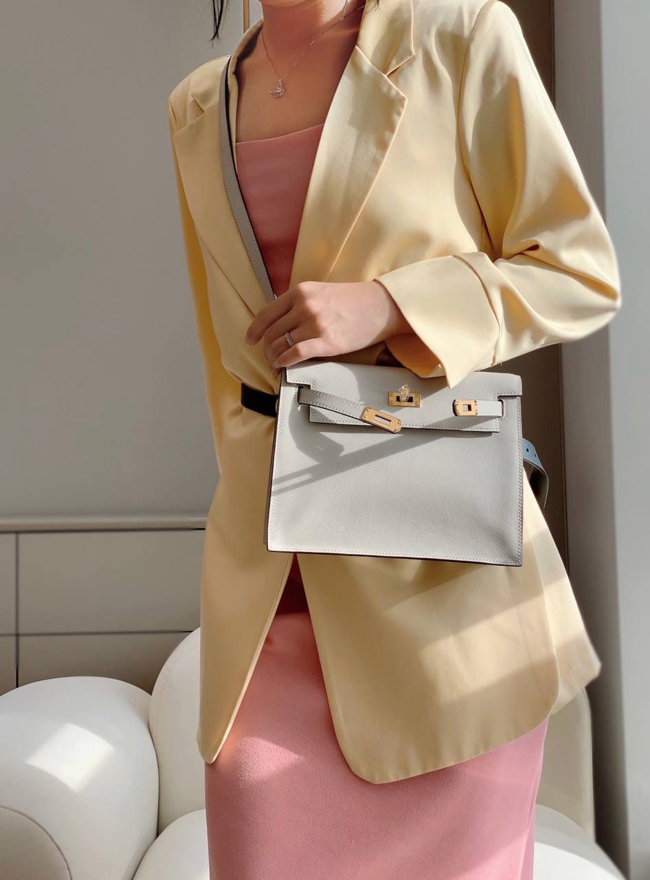 『珍珠灰·金』 ‘’Kᴇʟʟʏ ᴅᴀɴsᴇ • Evercolor 🎀 时尚圈就是一个圆！ 最厉害的就是六种背法： 斜背、侧背、肩背、腰包、背包、手包 集美们一定要安排起来‼️ 22Cm