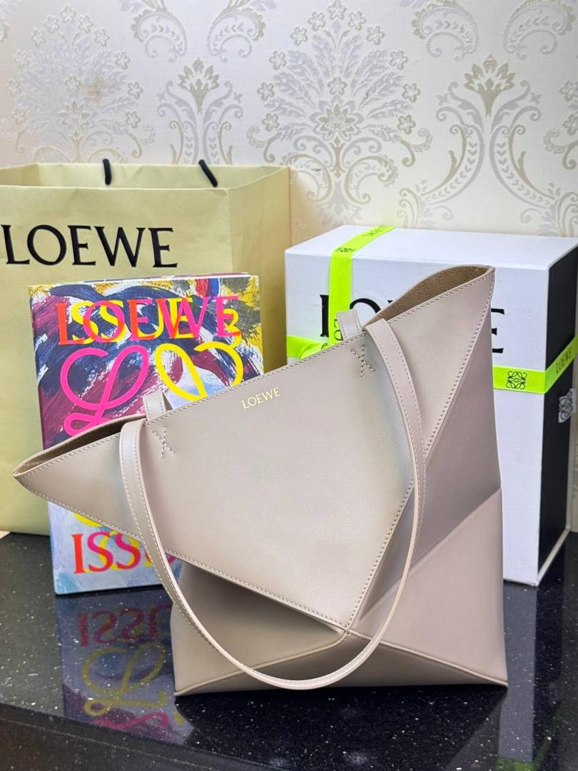 🎈*中号𝐏𝐮𝐳𝐳𝐥𝐞 𝐅𝐨𝐥𝐝折叠手袋👜*（沙色） ——全新【𝗡𝗘𝗪】升级‼️ 延续经典𝙋𝙪𝙯𝙯𝙡𝙚的标志性几何裁剪设计，新晋顶流🅰️𝙋𝙪𝙯𝙯𝙡𝙚 𝙁𝙤𝙡𝙚 𝙏𝙤𝙩𝙚以折纸包为灵感，升级成🉑完全折叠‼️的结构，立体与平面任意切换，出差旅行🧳必备单品。小牛皮材质轻且柔软，𝐌𝐢𝐧𝐢尺寸搭配一条可拆卸式肩带，手提，肩背，斜挎多样化背法✨ 尺寸：𝟐𝟓.𝟓-𝟏𝟒.𝟓-𝟑𝟏.𝟓𝐜𝐦 款号：052316