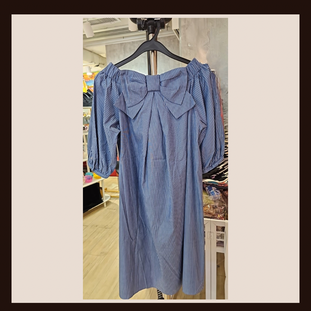 🎀 夢幻焦點：經典藍白條紋蝴蝶結露肩連身裙