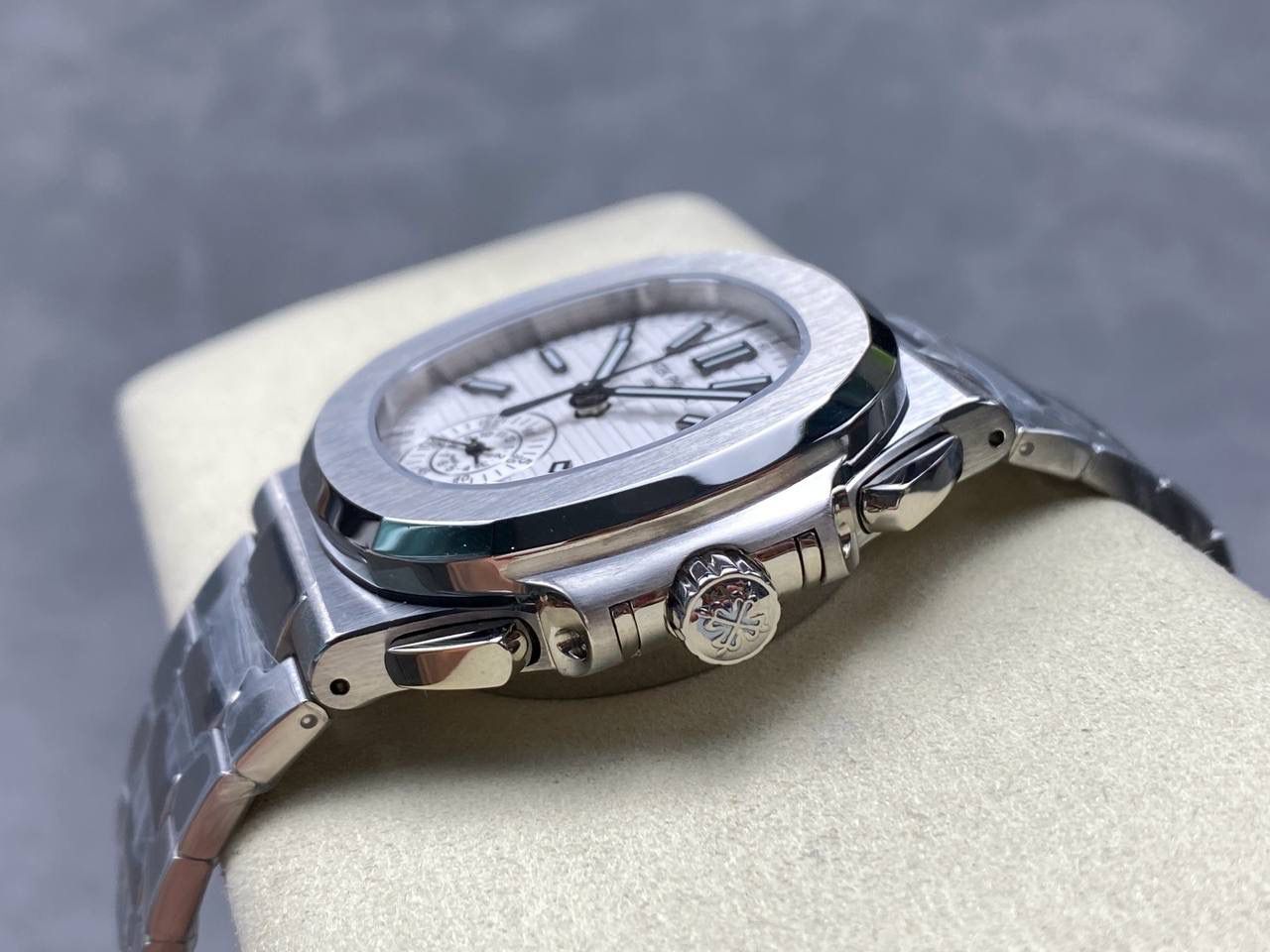 V2版真功能🌐真小秒！3K工厂 百达翡丽鹦鹉螺5980/1A-014多功能计时腕表V2版本，真小秒、真功能！【表壳】腕表尺寸40.5毫米，同正品一致的枕型表壳采用正面拉丝，侧面抛光的两种工艺组合，层次感分明，质感十足。尽显精湛工艺。【表带】采用原装表带一比一量身打造，每节表带的中央抛光部位，都能呈现钻石的形状，尽显高级质感。【机芯】3K厂采用定制版PP.CH28-520机芯，完美还原正品，时分秒，日期，和计时大秒功能。欢迎各位表友品鉴🌐