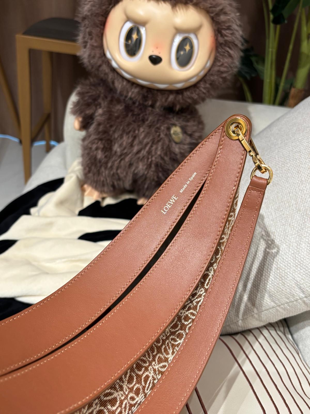 LOEWE LUNA hobo Bag 100%Authentic,98%new✅dust bag 