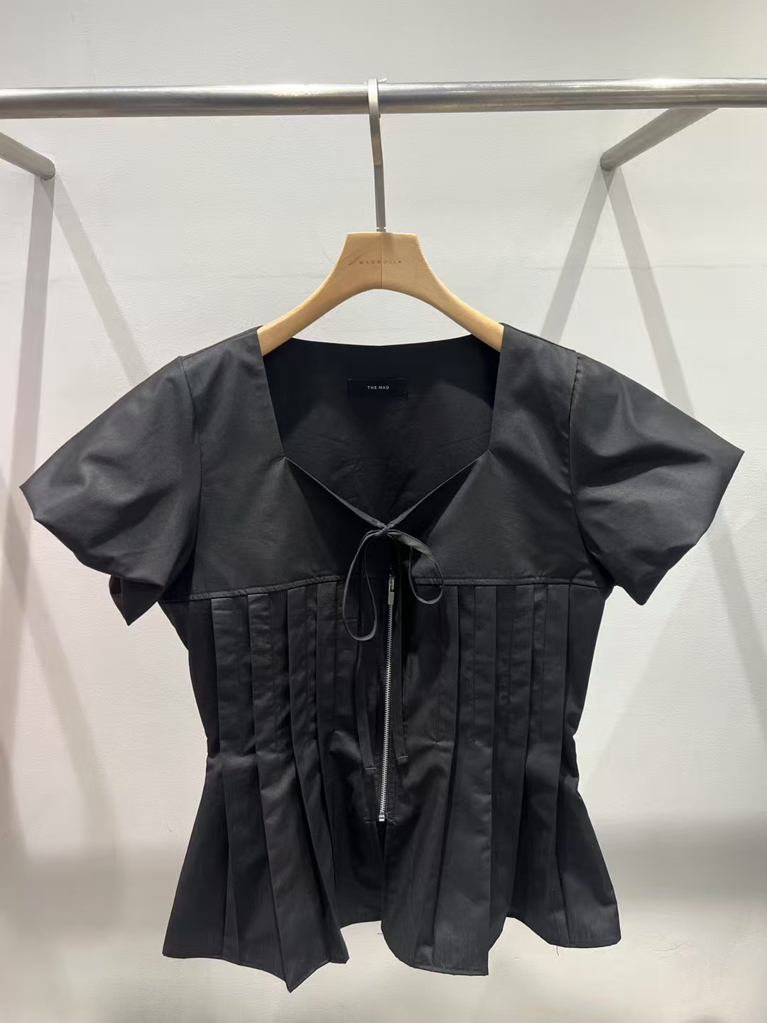 Pleated Peplum Top with Bow Tie and Front Zipper ‖ 蝴蝶结V领拉链压褶收腰上衣 KR01139204