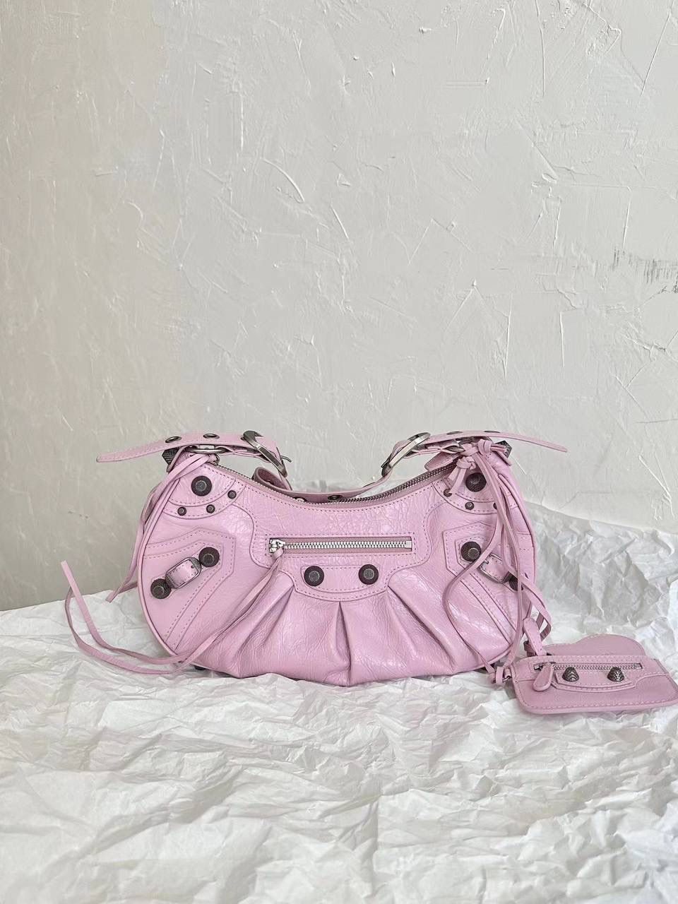 Le Cagole半月包饺子包机车包S/32cm 整个包的细节真的多到我头痛 偷偷和你们说 做到全部细节都对版可能只有我们一家🤫 每一个五金每一个细节都要开发到一模一样 s中号：33×16×8.4cm671307m