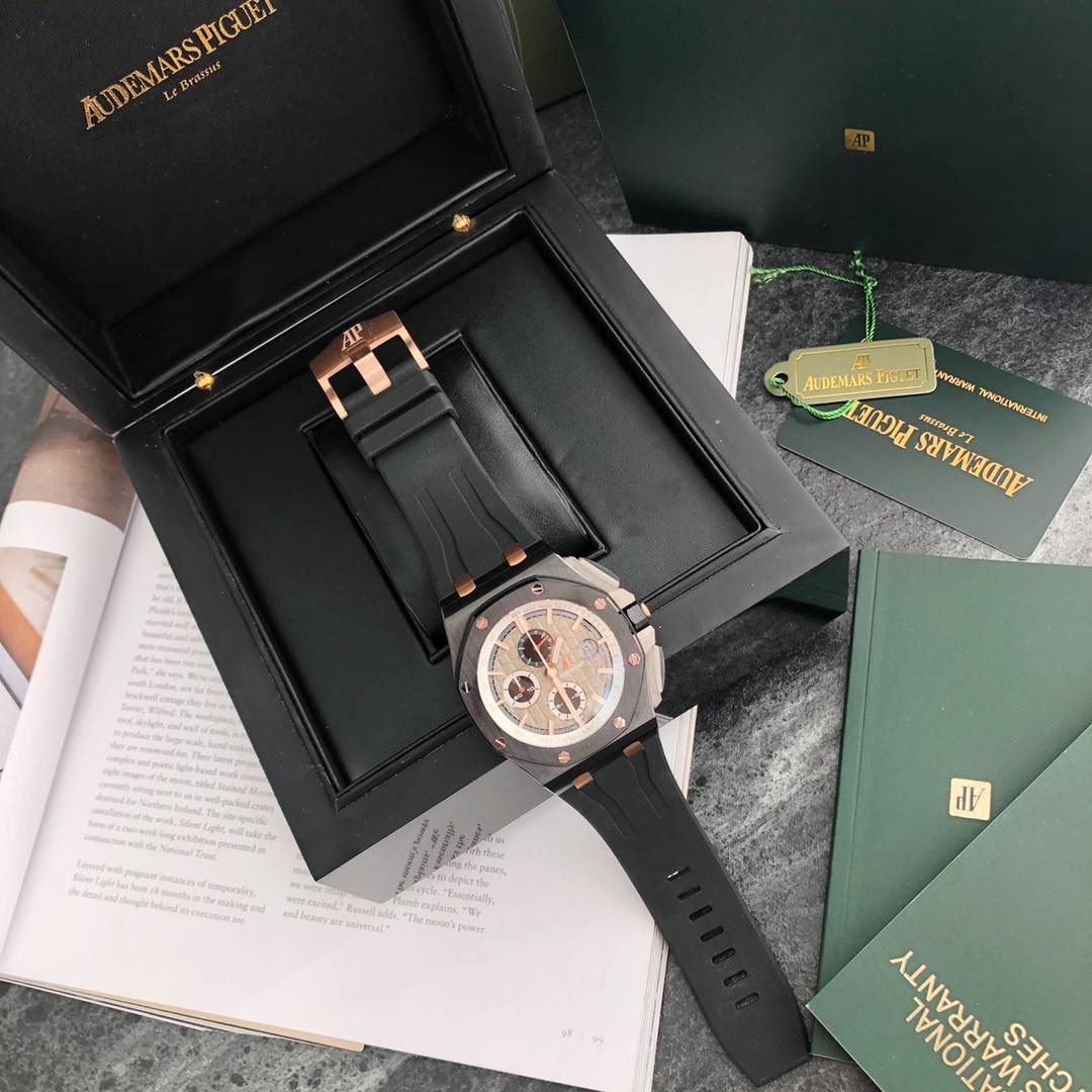 皇家橡树 - 爱彼AP 26400系列 44毫米直径 市面上最好版本的超级复刻 柔软硅胶带 皇家橡树离岸型 男士全自动机械腕表 ，316L精钢表壳 ，搭配原装复刻定制机芯Cal.3126全自动机械机芯 走时精准 稳定，透视后盖 裸露的机芯跟正品一模一样，反炫光蓝宝石玻璃 ，超级耐划痕，搭配原厂模具橡胶表带，原装针扣 ，300米防水，整壳套超高品质，超A做工，非市场普通货，货有所值 ，硬汉必备神器，爱彼入门级腕表 强烈推荐，制作耗时又耗精力，尽可能把最精至的腕表呈现给各位腕表爱好者。